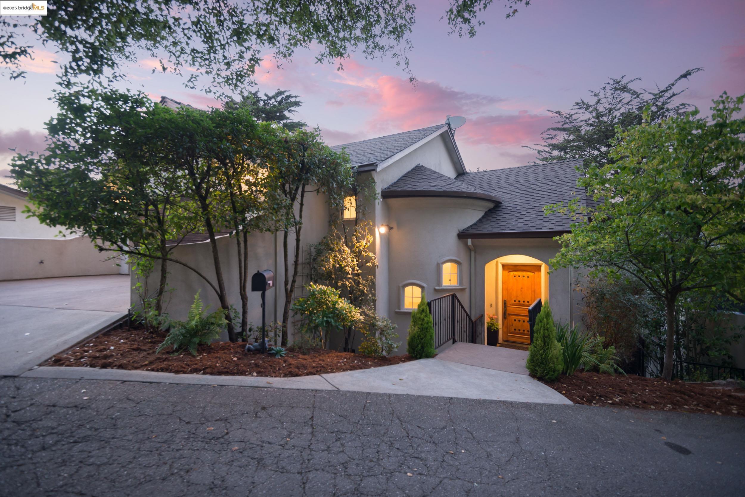 Detail Gallery Image 2 of 36 For 50 Pine Hills Ct, Oakland,  CA 94611 - 4 Beds | 3/1 Baths