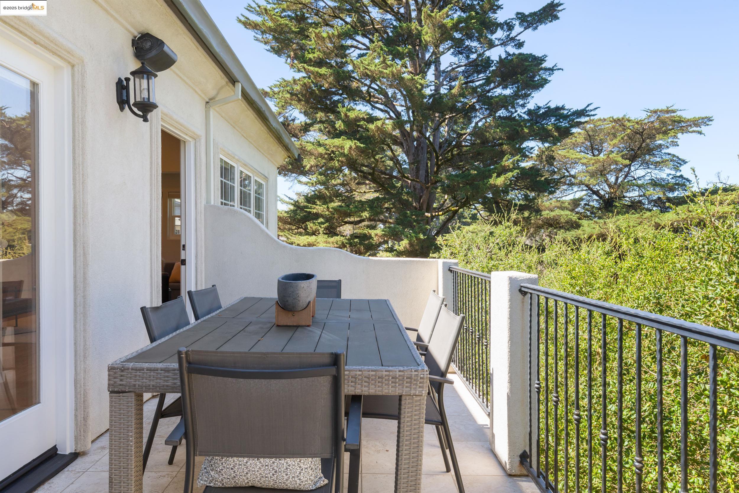 Detail Gallery Image 19 of 36 For 50 Pine Hills Ct, Oakland,  CA 94611 - 4 Beds | 3/1 Baths