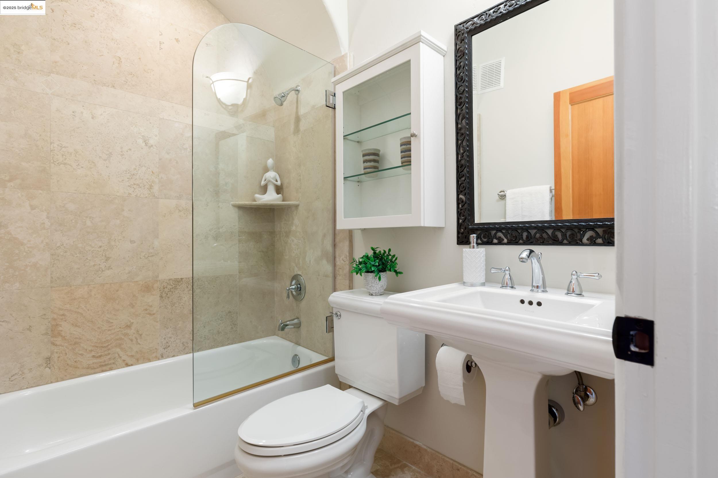 Detail Gallery Image 20 of 36 For 50 Pine Hills Ct, Oakland,  CA 94611 - 4 Beds | 3/1 Baths
