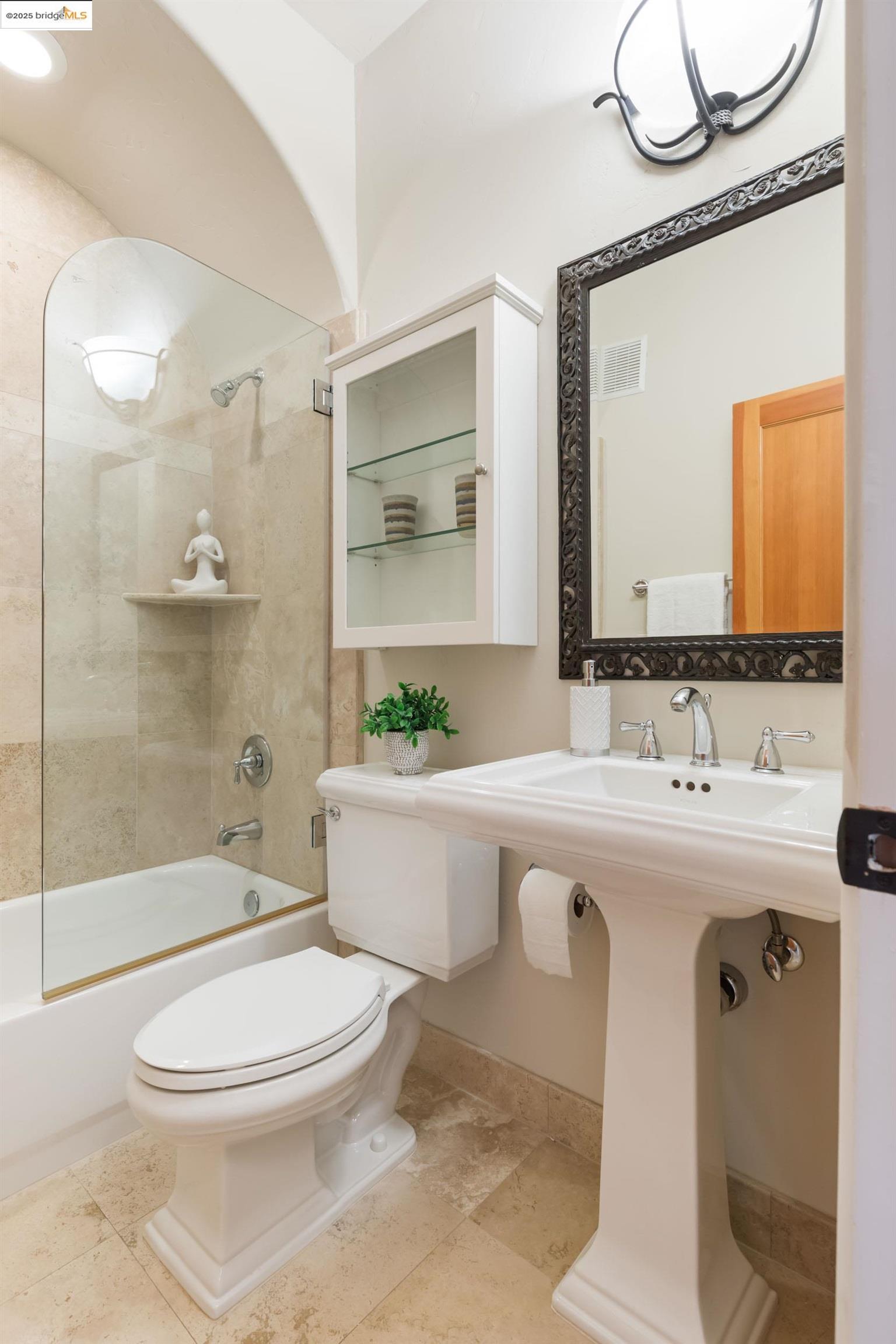 Detail Gallery Image 21 of 36 For 50 Pine Hills Ct, Oakland,  CA 94611 - 4 Beds | 3/1 Baths