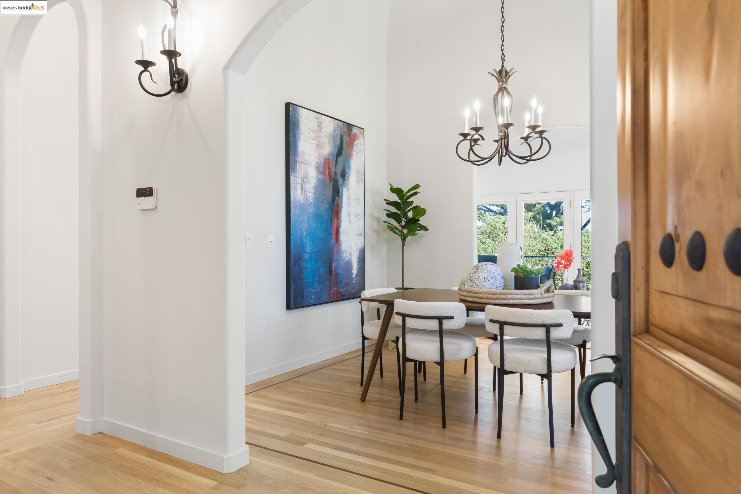 Detail Gallery Image 5 of 36 For 50 Pine Hills Ct, Oakland,  CA 94611 - 4 Beds | 3/1 Baths