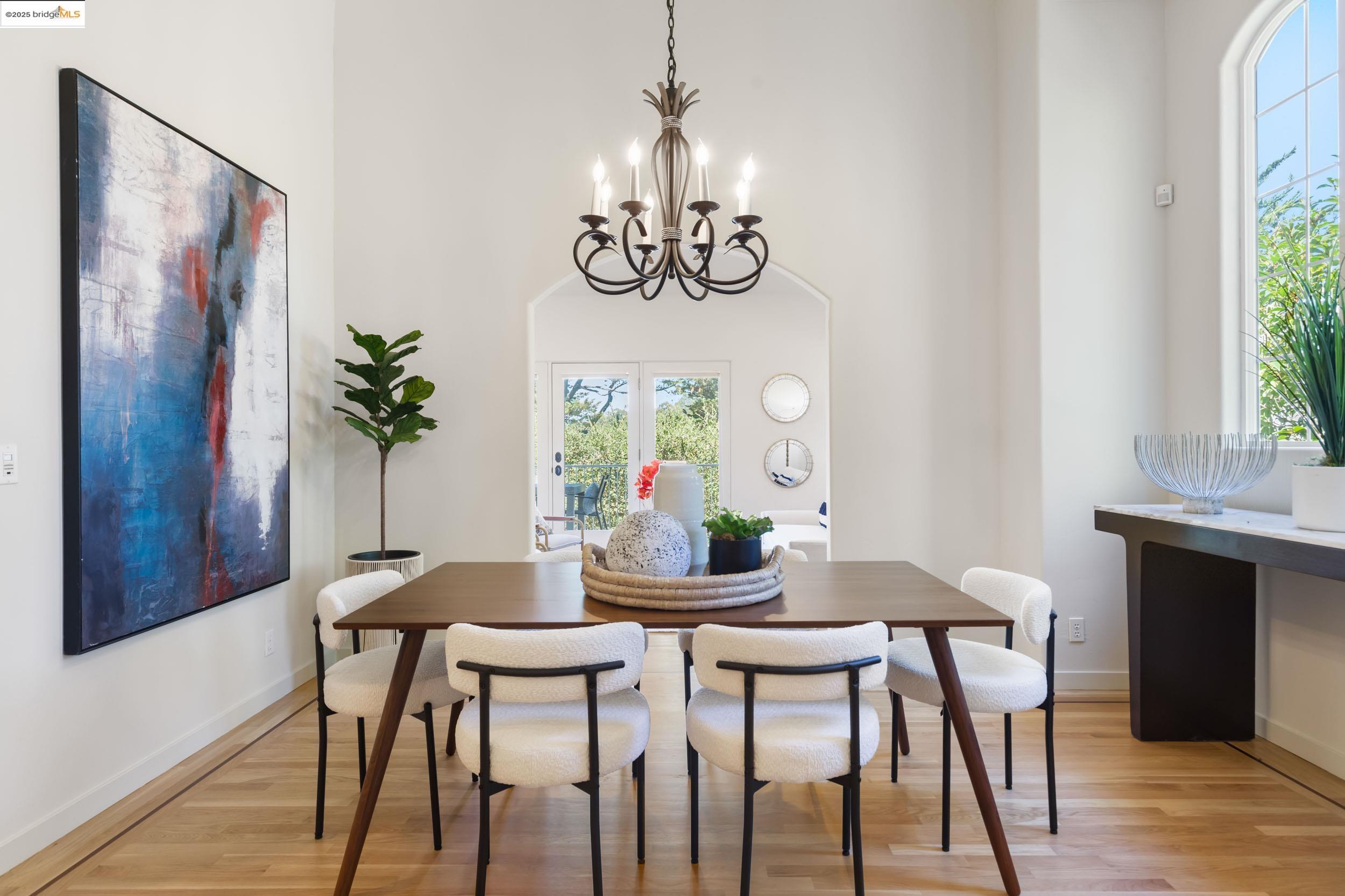 Detail Gallery Image 6 of 36 For 50 Pine Hills Ct, Oakland,  CA 94611 - 4 Beds | 3/1 Baths