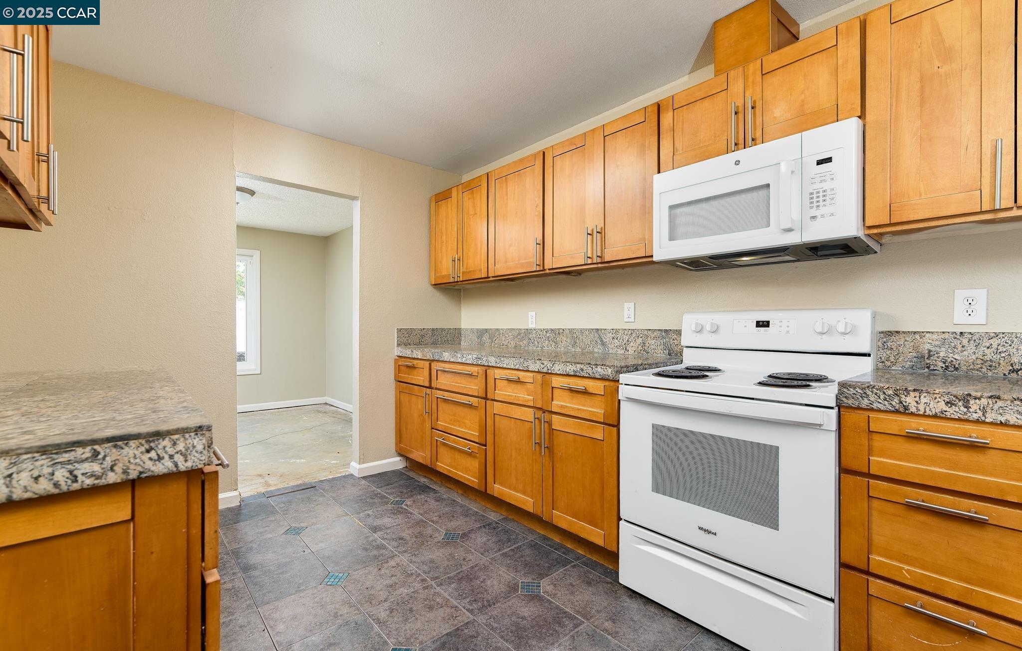 Detail Gallery Image 3 of 21 For 1728 Linden Pl, Antioch,  CA 94509 - 4 Beds | 2/1 Baths