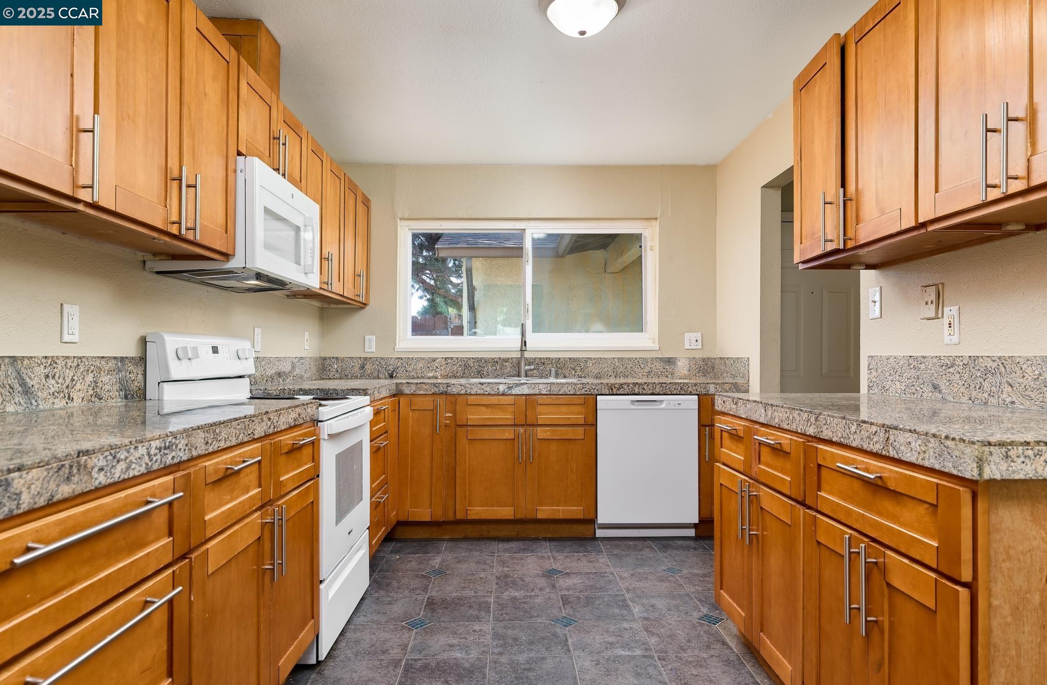Detail Gallery Image 4 of 21 For 1728 Linden Pl, Antioch,  CA 94509 - 4 Beds | 2/1 Baths