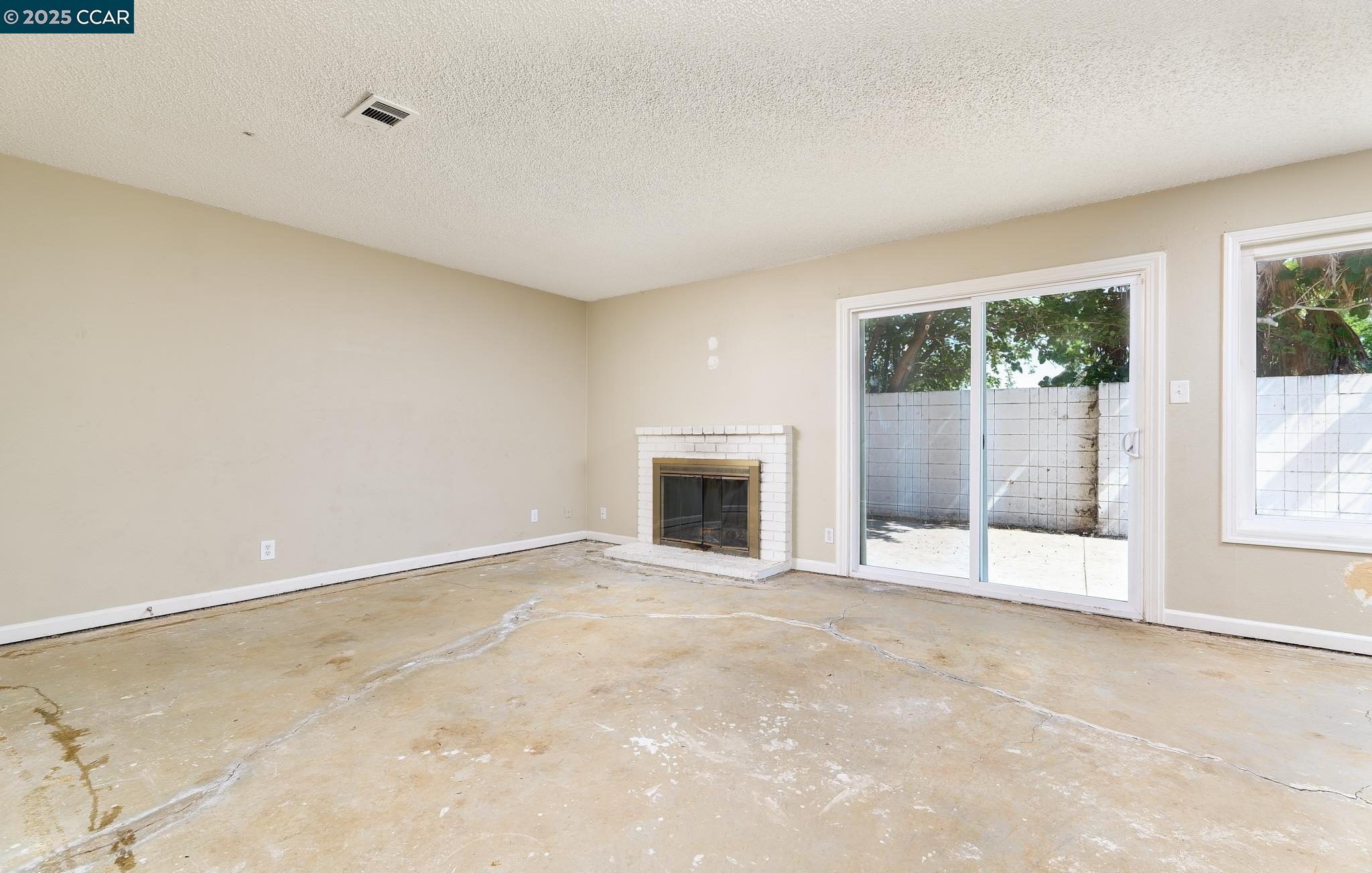 Detail Gallery Image 6 of 21 For 1728 Linden Pl, Antioch,  CA 94509 - 4 Beds | 2/1 Baths