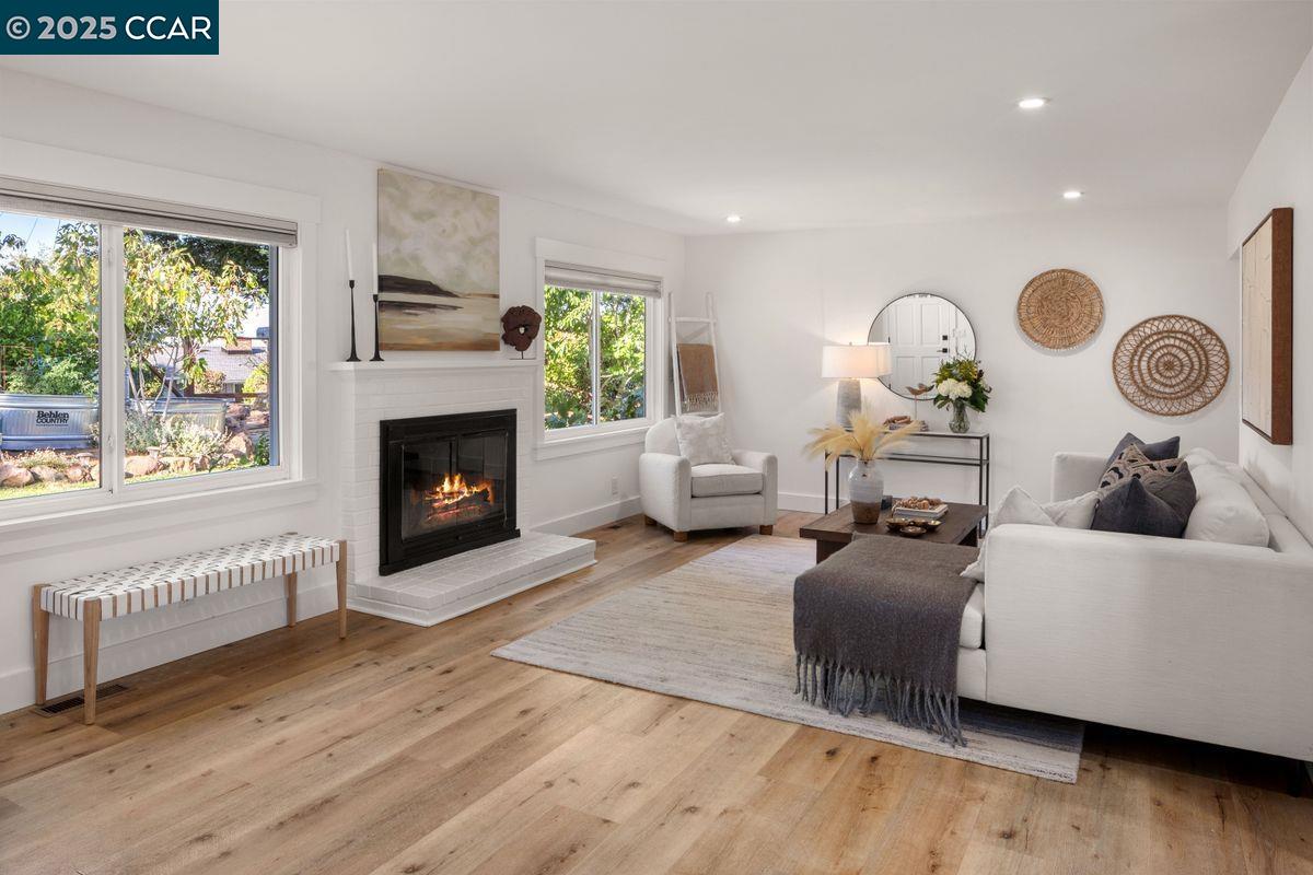 Detail Gallery Image 5 of 25 For 3319 Sweet Dr, Lafayette,  CA 94549 - 3 Beds | 1/1 Baths