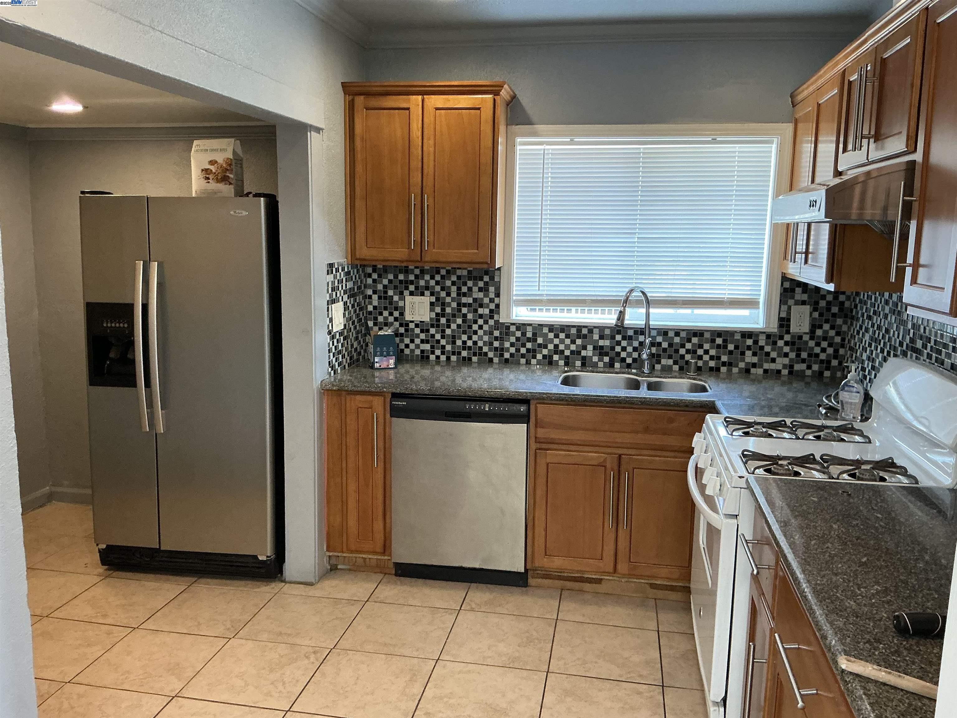 Detail Gallery Image 3 of 11 For 1673 51st Ave, Oakland,  CA 94601 - 3 Beds | 1 Baths
