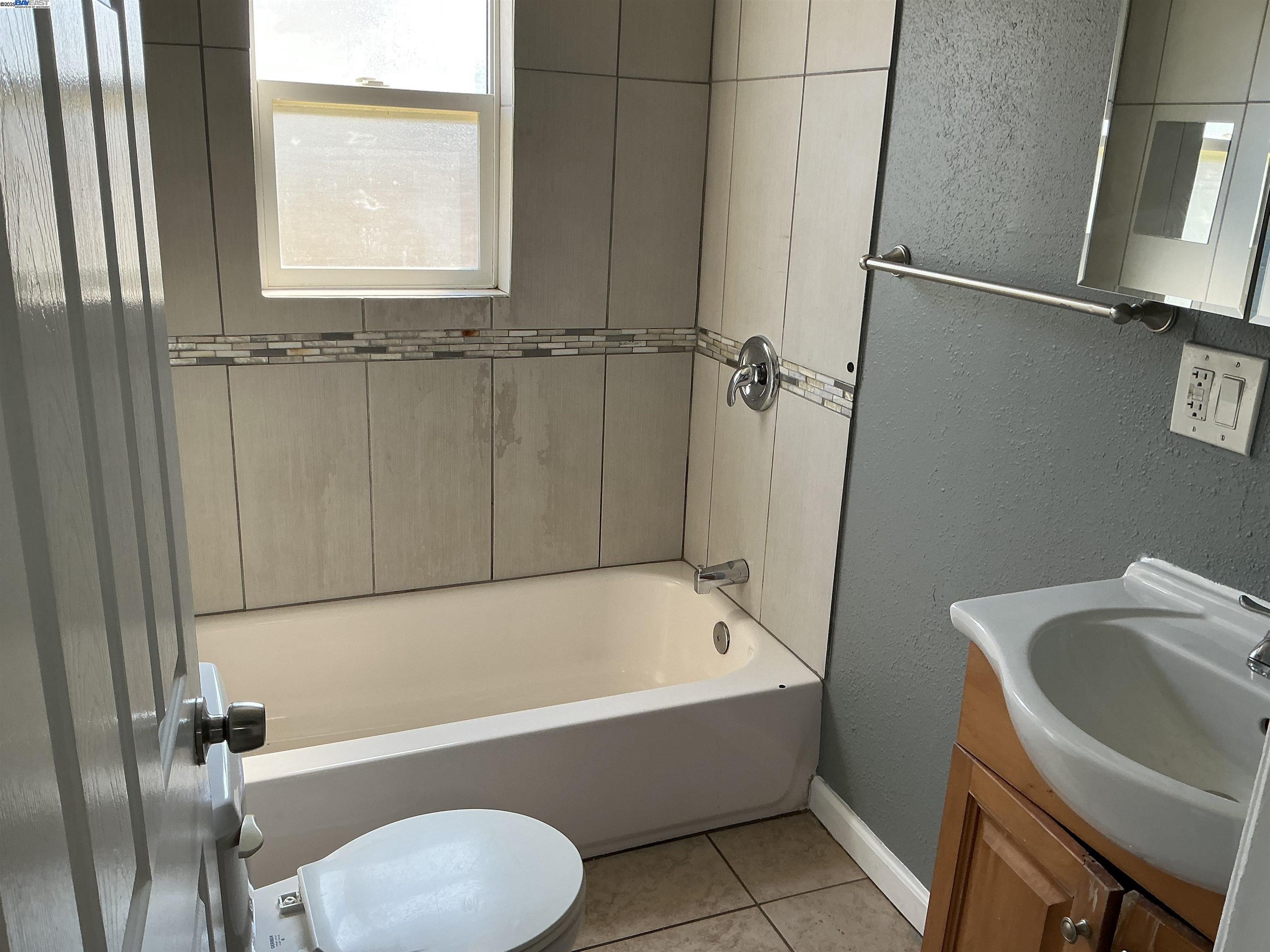 Detail Gallery Image 4 of 11 For 1673 51st Ave, Oakland,  CA 94601 - 3 Beds | 1 Baths