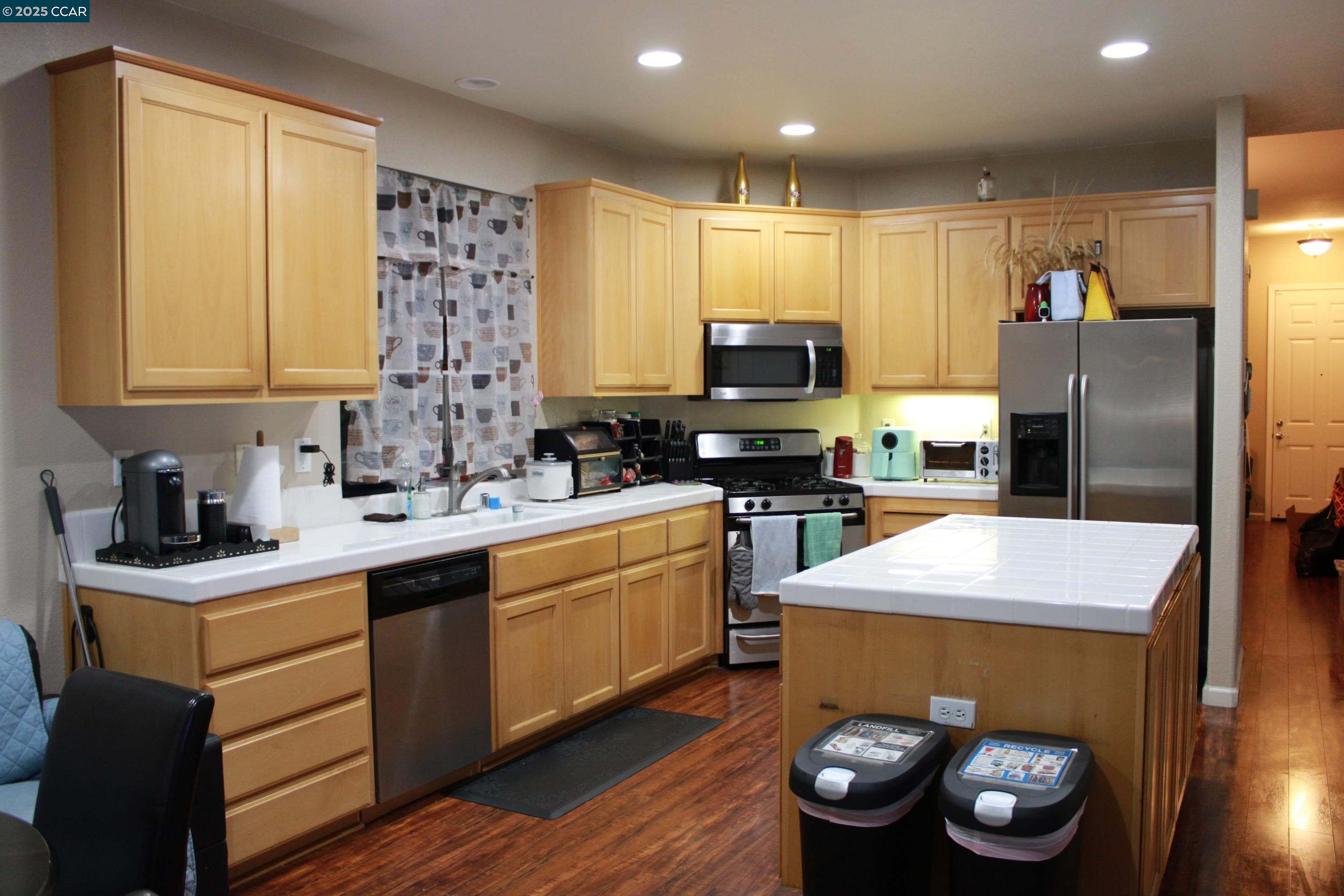 Detail Gallery Image 8 of 20 For 100 Copper Beech Gln, Hercules,  CA 94547 - 5 Beds | 3 Baths