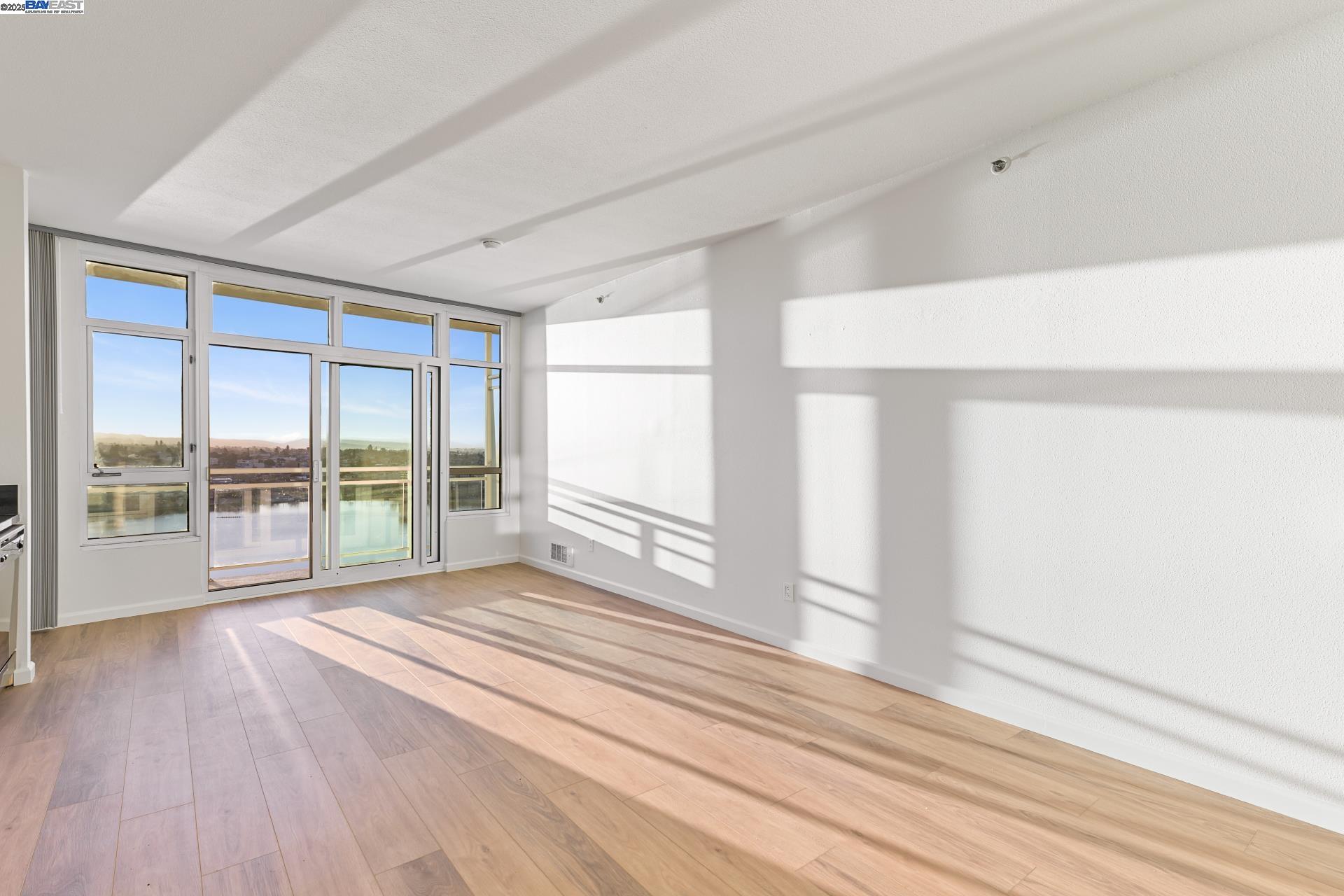 Detail Gallery Image 27 of 60 For 1 Lakeside Dr #1806,  Oakland,  CA 94612 - 1 Beds | 1 Baths