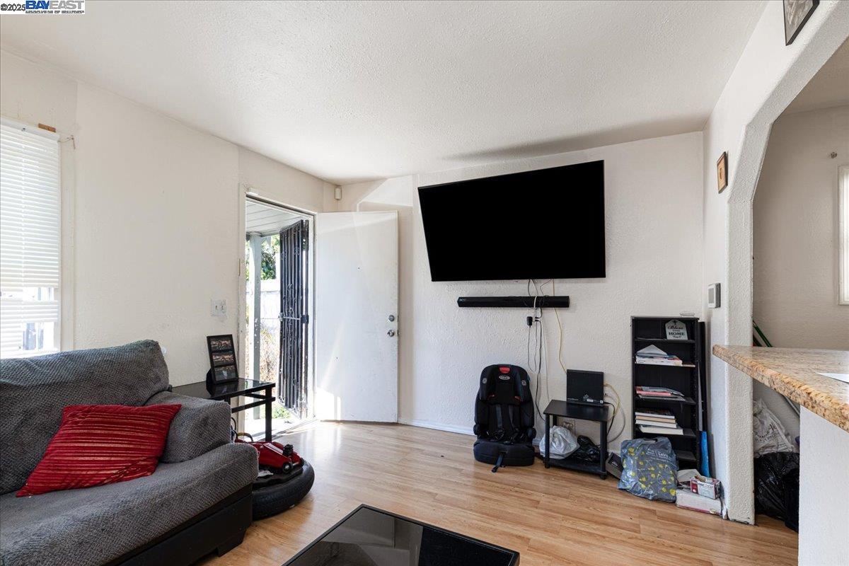 Detail Gallery Image 2 of 11 For 1058 71st Ave, Oakland,  CA 94621 - 2 Beds | 1 Baths