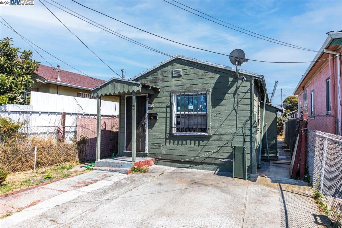 Detail Gallery Image 11 of 11 For 1058 71st Ave, Oakland,  CA 94621 - 2 Beds | 1 Baths
