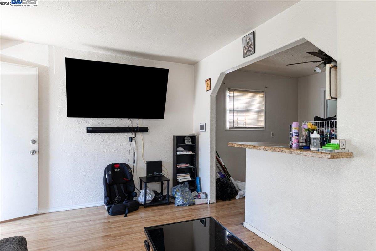 Detail Gallery Image 3 of 11 For 1058 71st Ave, Oakland,  CA 94621 - 2 Beds | 1 Baths
