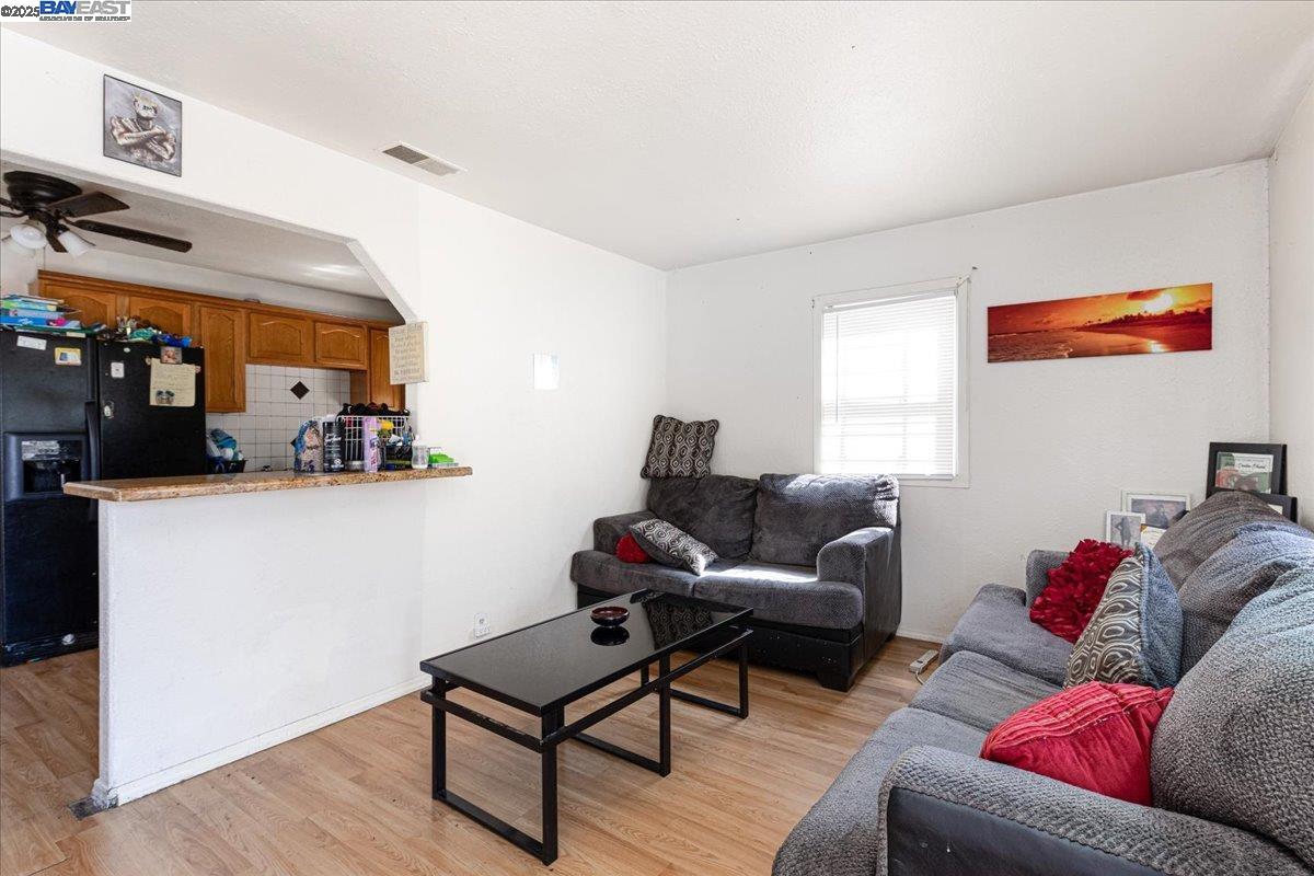 Detail Gallery Image 4 of 11 For 1058 71st Ave, Oakland,  CA 94621 - 2 Beds | 1 Baths