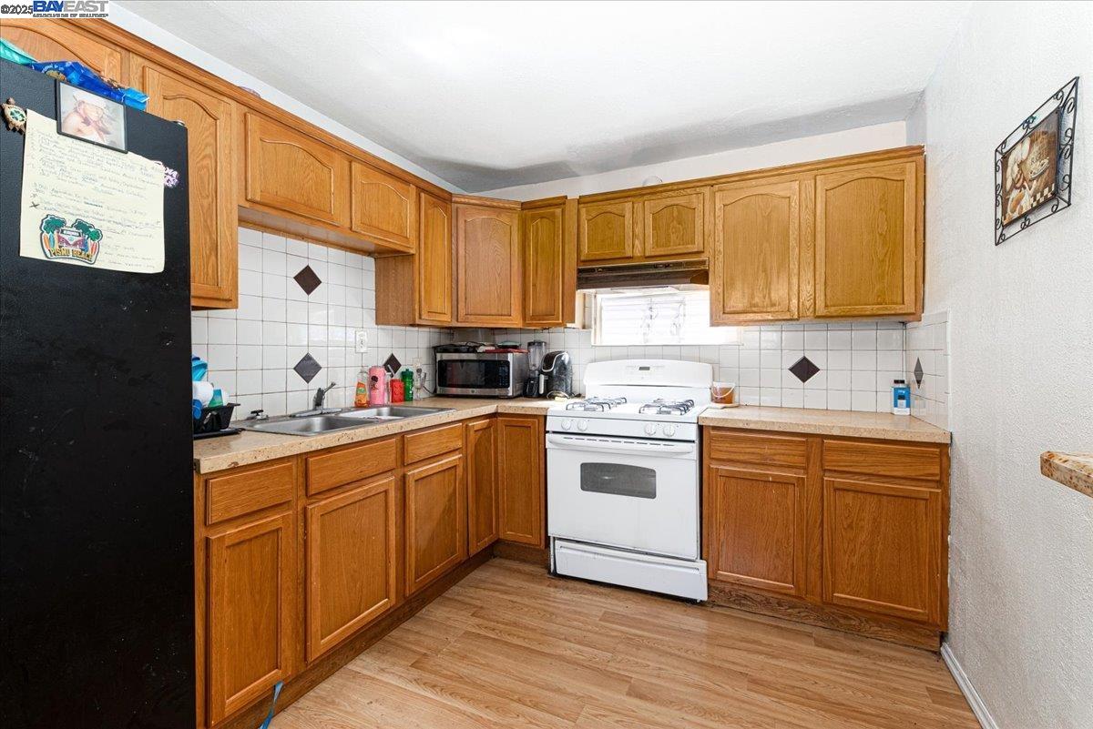 Detail Gallery Image 5 of 11 For 1058 71st Ave, Oakland,  CA 94621 - 2 Beds | 1 Baths