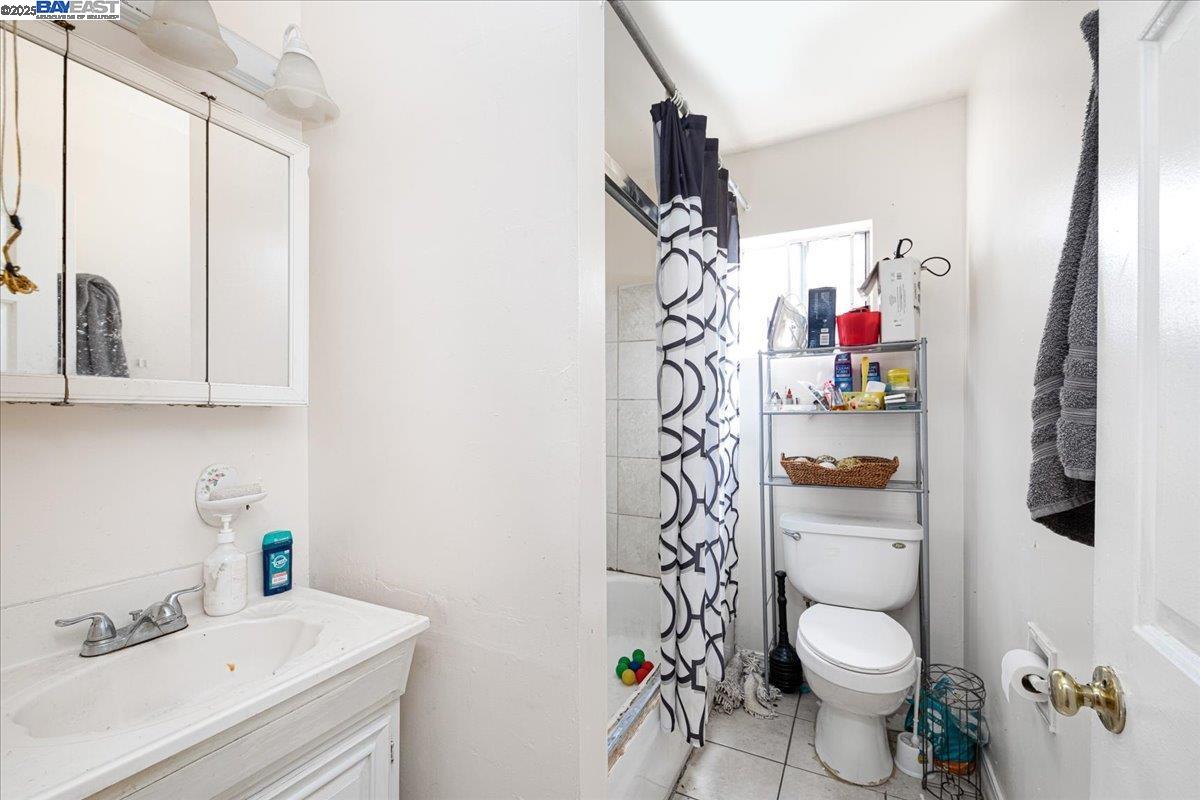 Detail Gallery Image 7 of 11 For 1058 71st Ave, Oakland,  CA 94621 - 2 Beds | 1 Baths