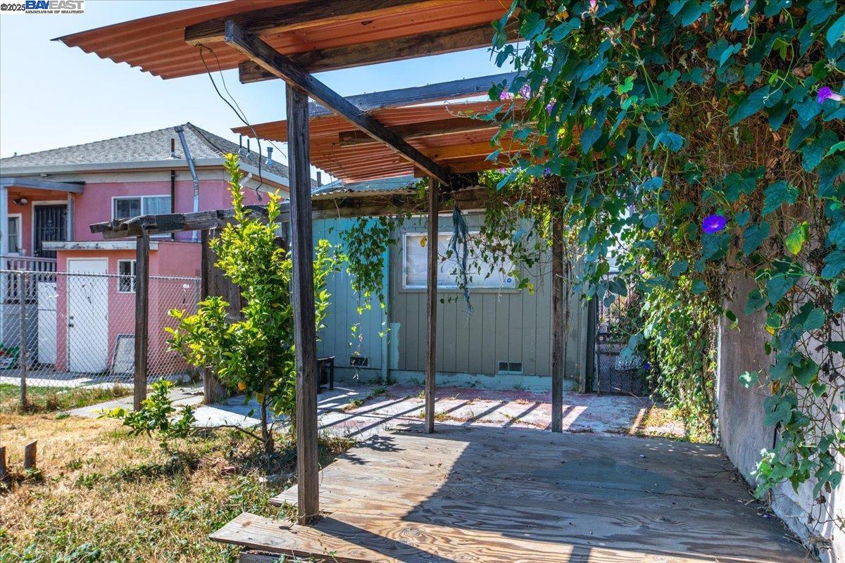 Detail Gallery Image 8 of 11 For 1058 71st Ave, Oakland,  CA 94621 - 2 Beds | 1 Baths