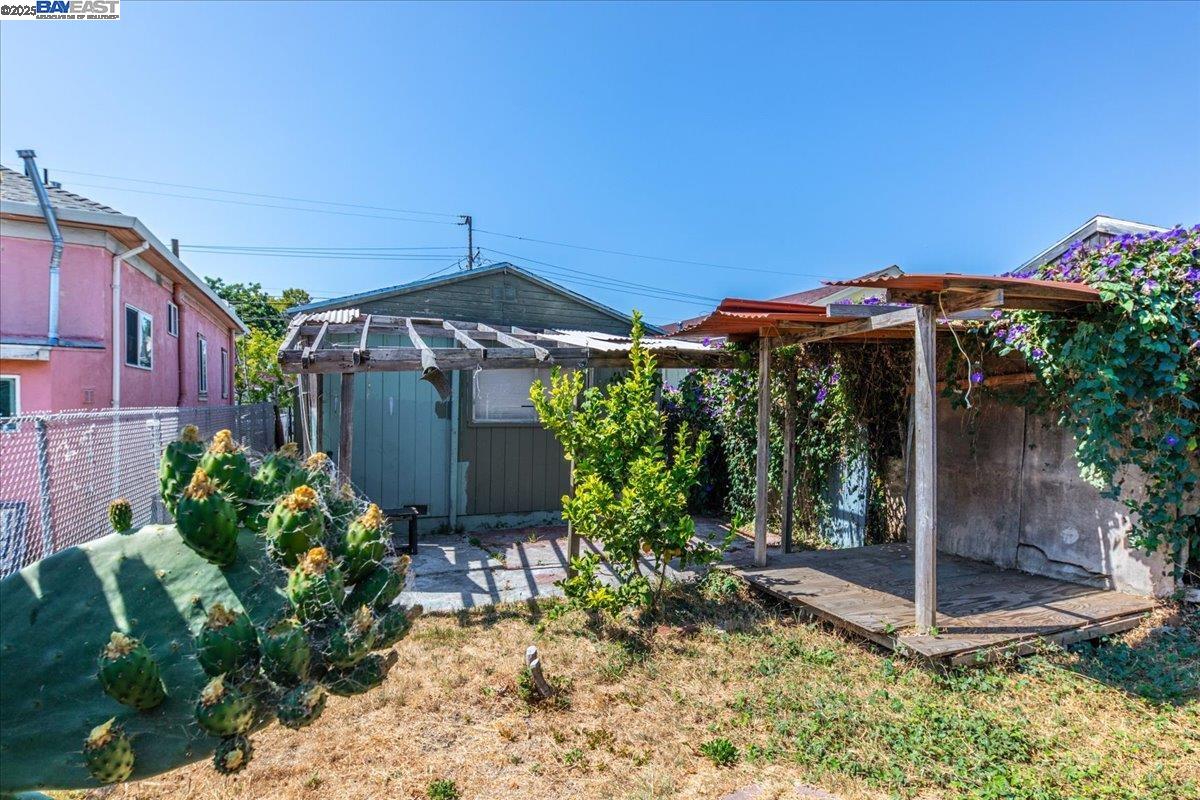 Detail Gallery Image 9 of 11 For 1058 71st Ave, Oakland,  CA 94621 - 2 Beds | 1 Baths