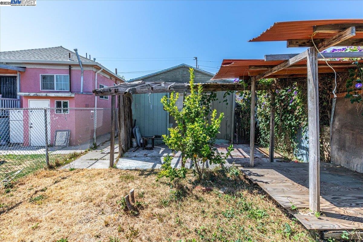 Detail Gallery Image 10 of 11 For 1058 71st Ave, Oakland,  CA 94621 - 2 Beds | 1 Baths