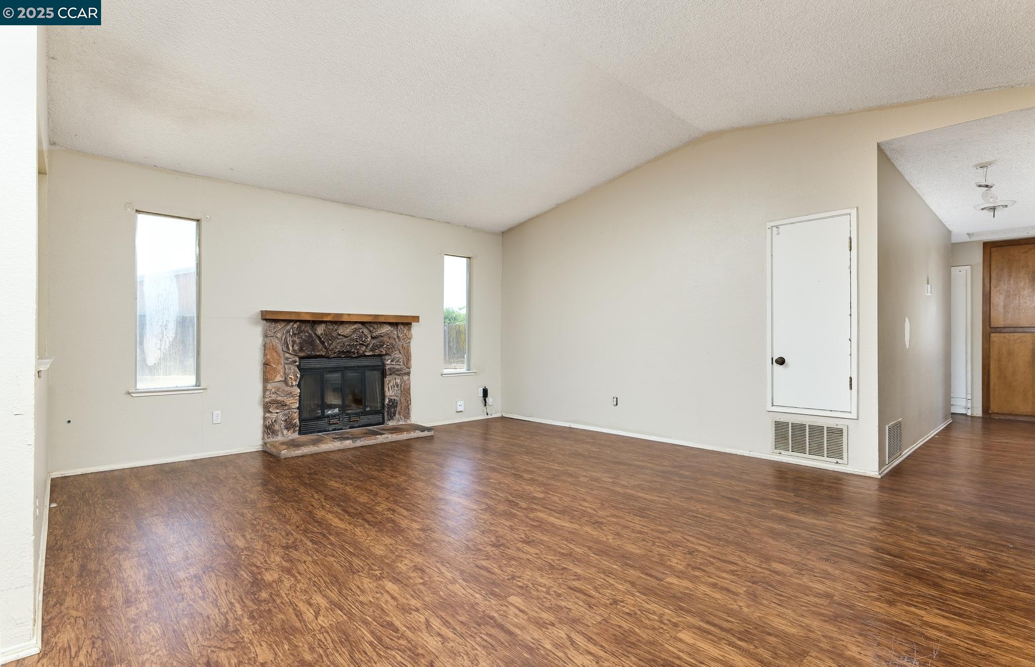 Detail Gallery Image 11 of 20 For 14 La Jacque Ct, Sacramento,  CA 95823 - 3 Beds | 2 Baths