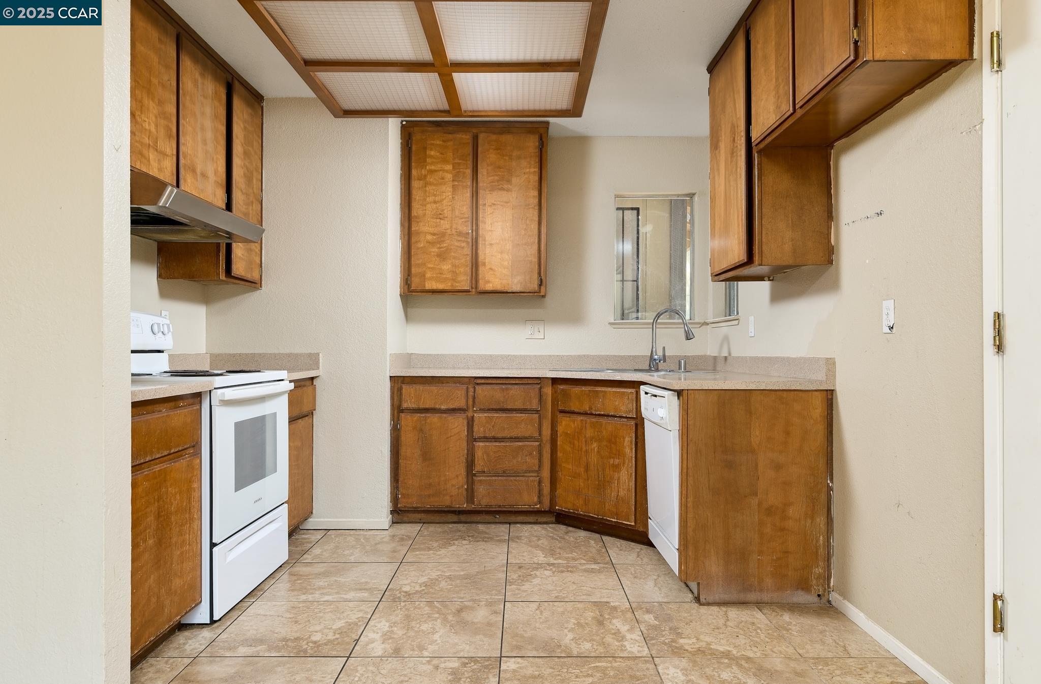 Detail Gallery Image 3 of 20 For 14 La Jacque Ct, Sacramento,  CA 95823 - 3 Beds | 2 Baths