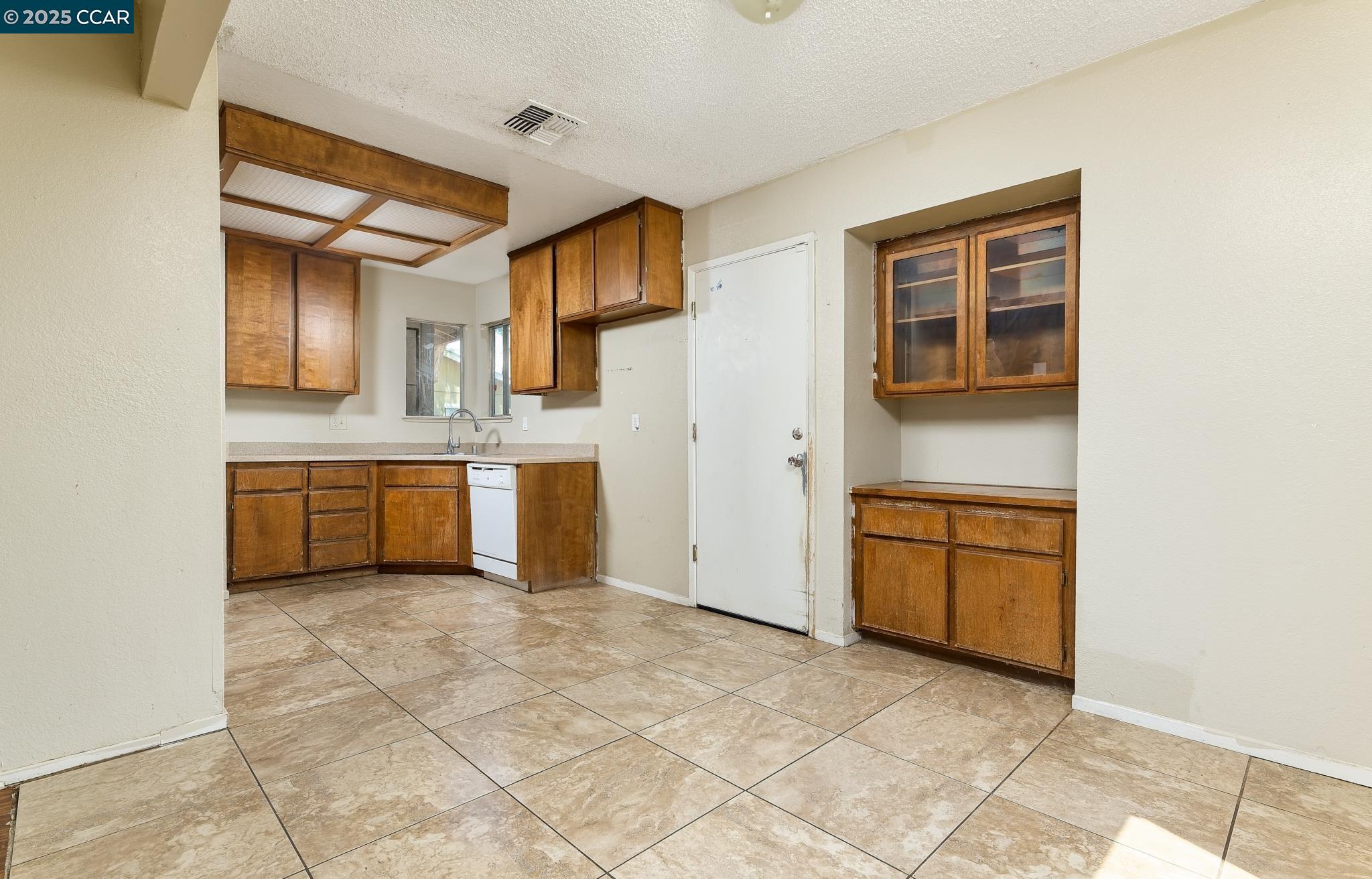 Detail Gallery Image 4 of 20 For 14 La Jacque Ct, Sacramento,  CA 95823 - 3 Beds | 2 Baths