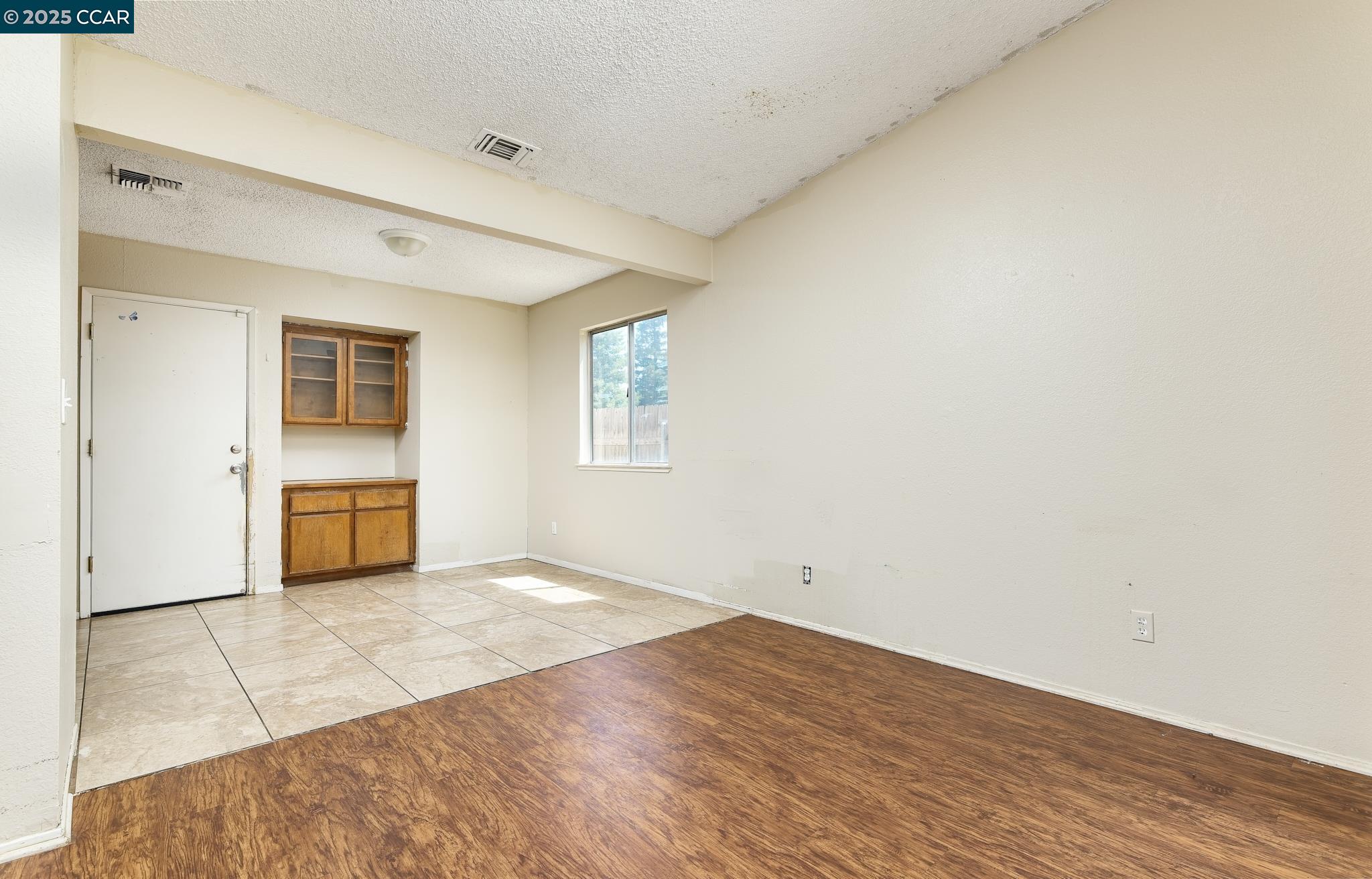 Detail Gallery Image 5 of 20 For 14 La Jacque Ct, Sacramento,  CA 95823 - 3 Beds | 2 Baths