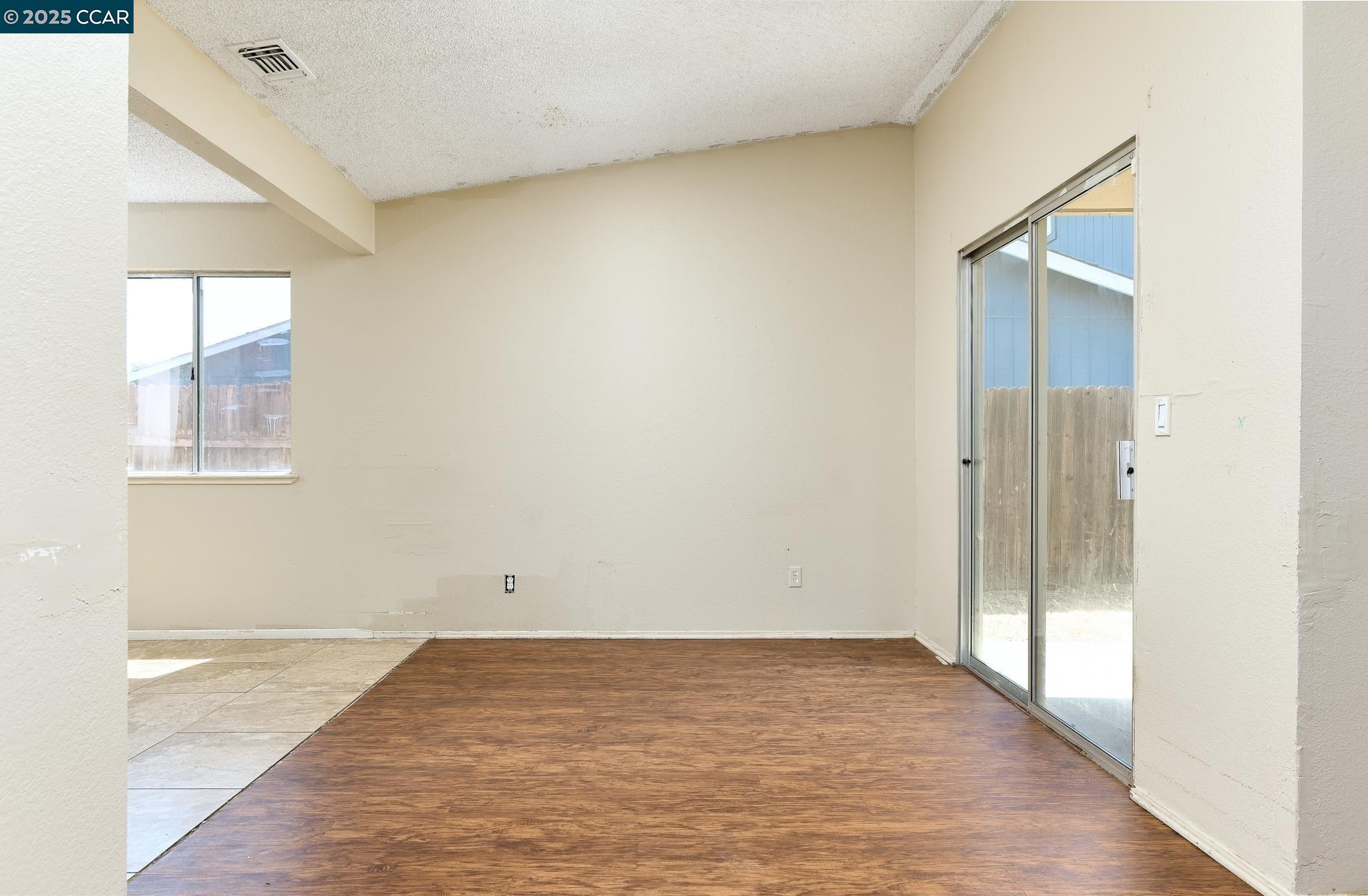 Detail Gallery Image 6 of 20 For 14 La Jacque Ct, Sacramento,  CA 95823 - 3 Beds | 2 Baths