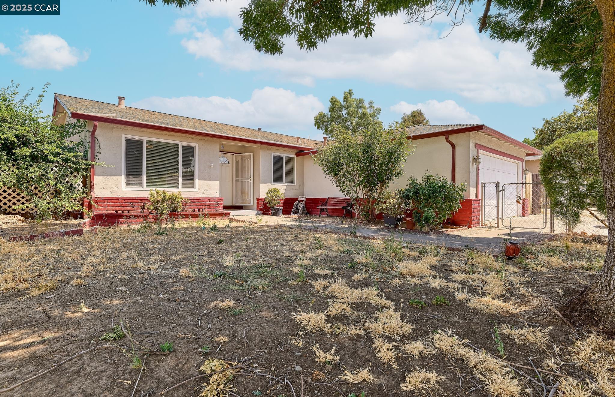 Detail Gallery Image 2 of 29 For 3972 Meadowbrook Cir, Pittsburg,  CA 94565 - 3 Beds | 2 Baths