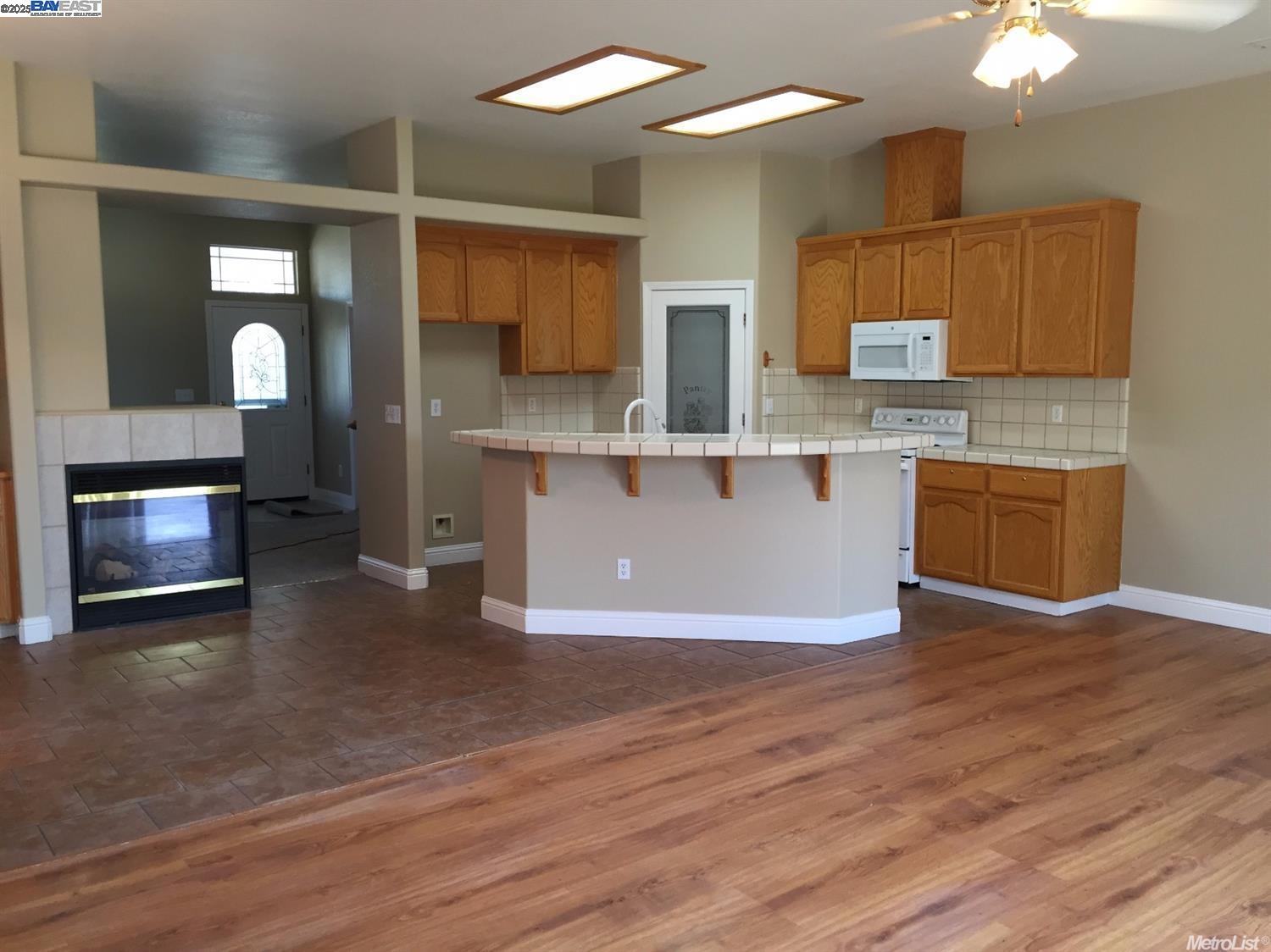 Detail Gallery Image 2 of 14 For 675 W Alameda St, Manteca,  CA 95336 - 4 Beds | 2 Baths
