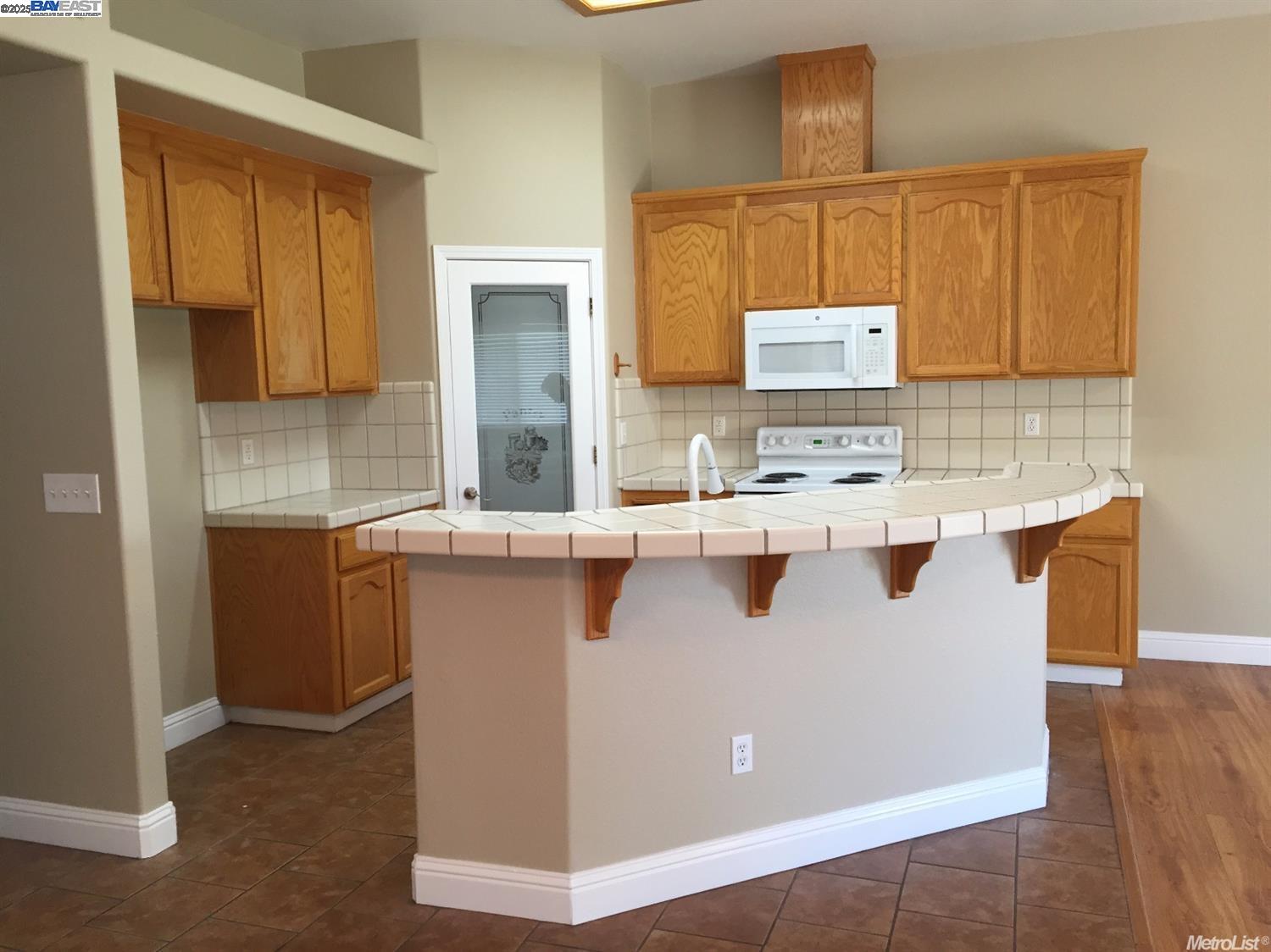 Detail Gallery Image 5 of 14 For 675 W Alameda St, Manteca,  CA 95336 - 4 Beds | 2 Baths