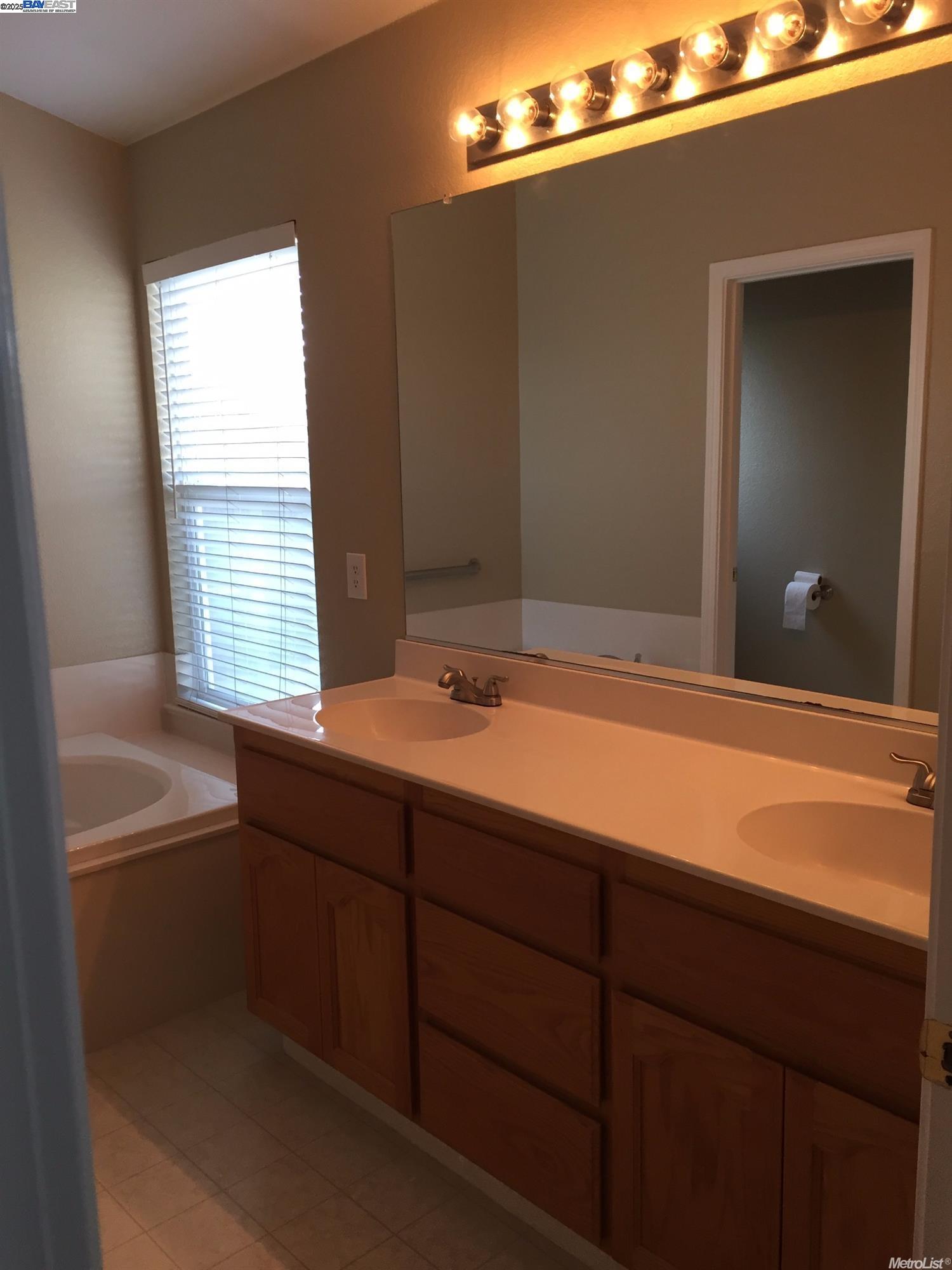 Detail Gallery Image 7 of 14 For 675 W Alameda St, Manteca,  CA 95336 - 4 Beds | 2 Baths