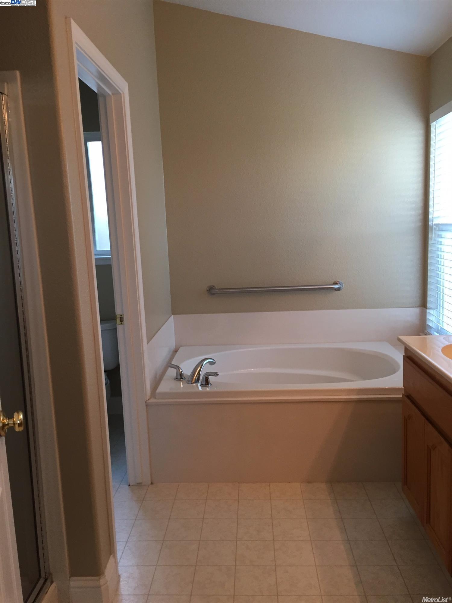 Detail Gallery Image 8 of 14 For 675 W Alameda St, Manteca,  CA 95336 - 4 Beds | 2 Baths