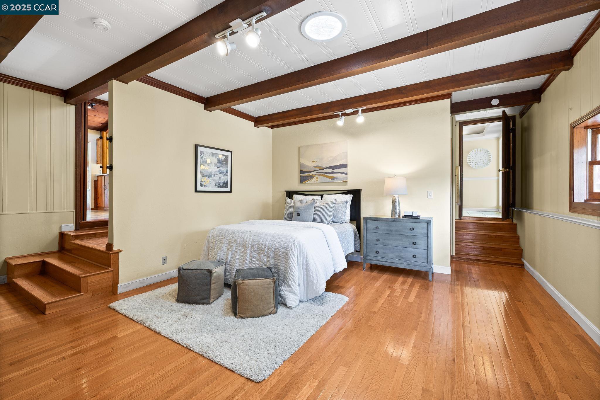 Detail Gallery Image 12 of 26 For 1968 Meadow Rd, Walnut Creek,  CA 94595 - 4 Beds | 3 Baths