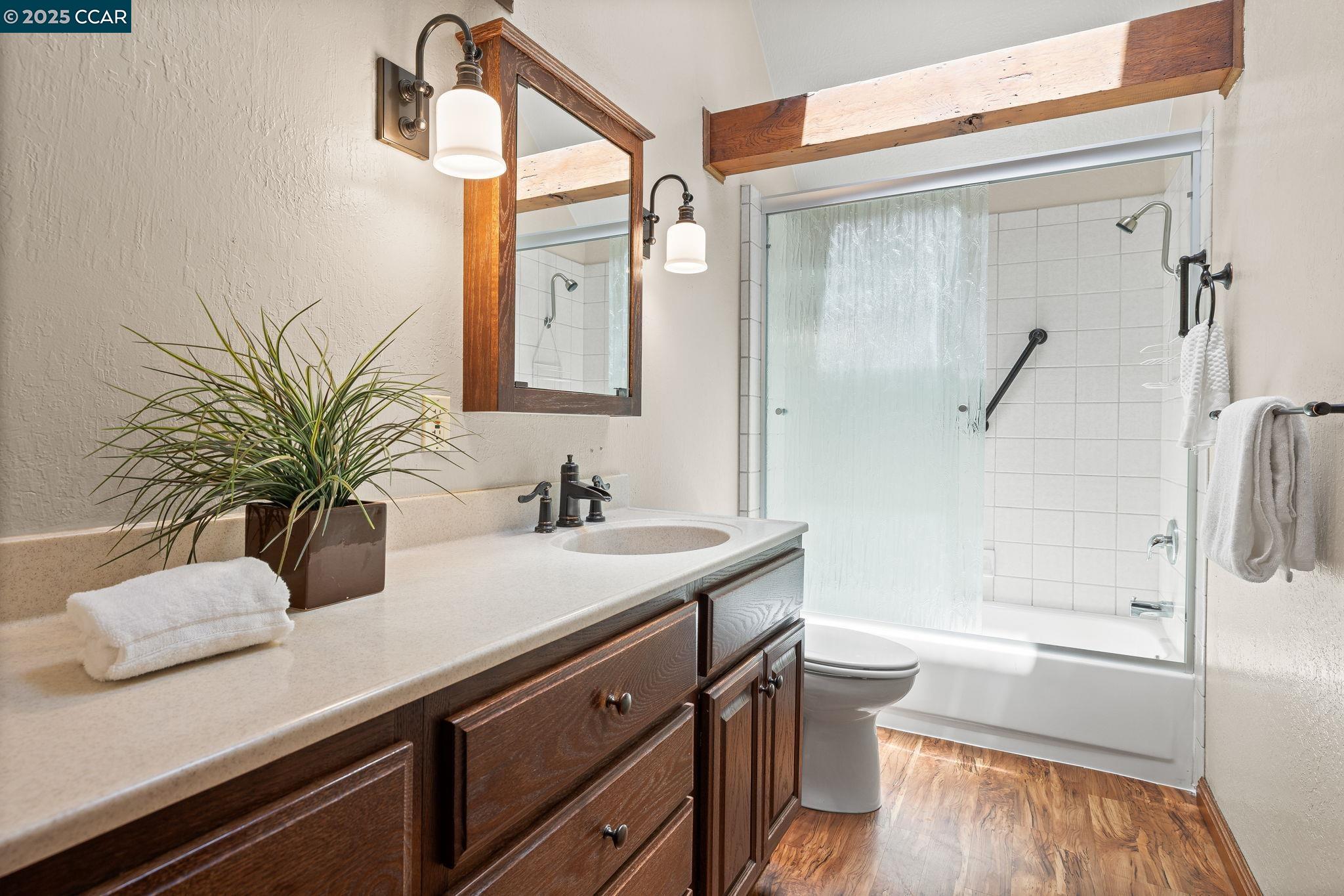 Detail Gallery Image 13 of 26 For 1968 Meadow Rd, Walnut Creek,  CA 94595 - 4 Beds | 3 Baths