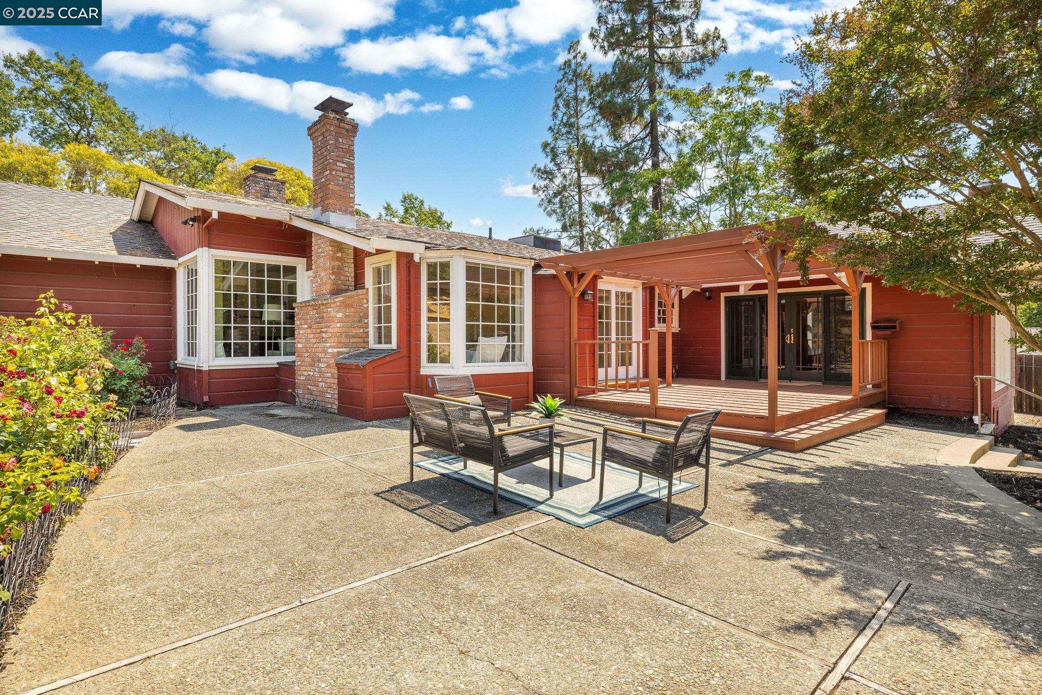 Detail Gallery Image 20 of 26 For 1968 Meadow Rd, Walnut Creek,  CA 94595 - 4 Beds | 3 Baths