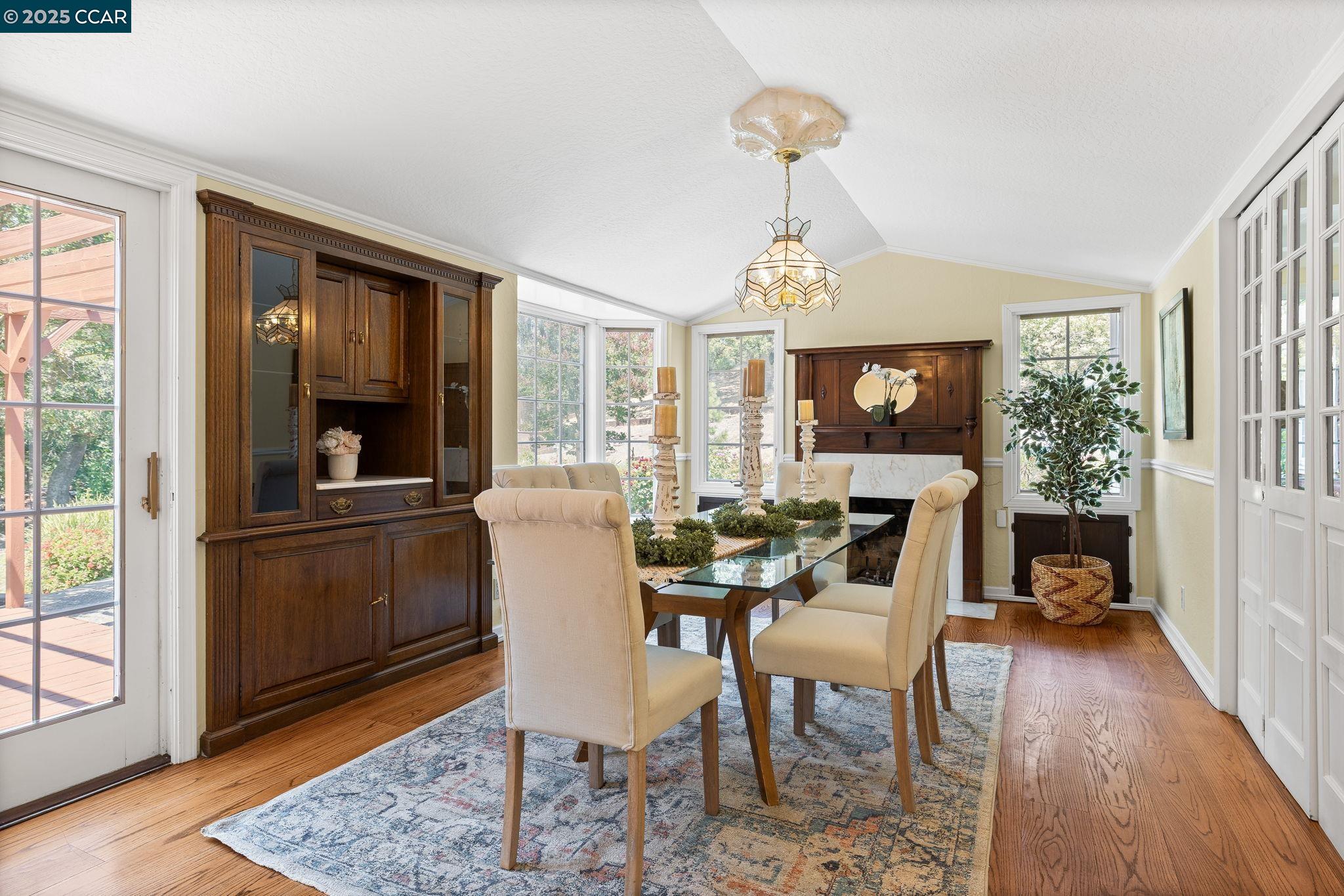 Detail Gallery Image 4 of 26 For 1968 Meadow Rd, Walnut Creek,  CA 94595 - 4 Beds | 3 Baths