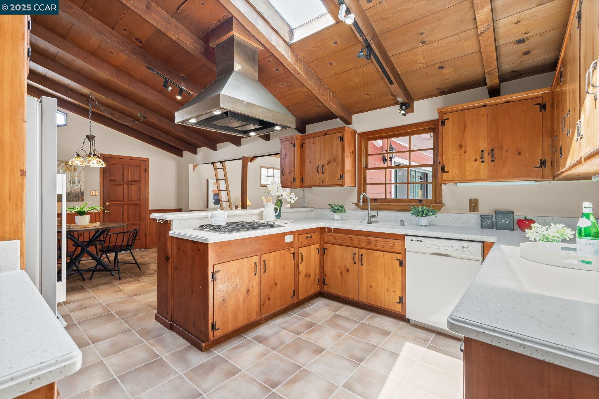 Detail Gallery Image 5 of 26 For 1968 Meadow Rd, Walnut Creek,  CA 94595 - 4 Beds | 3 Baths