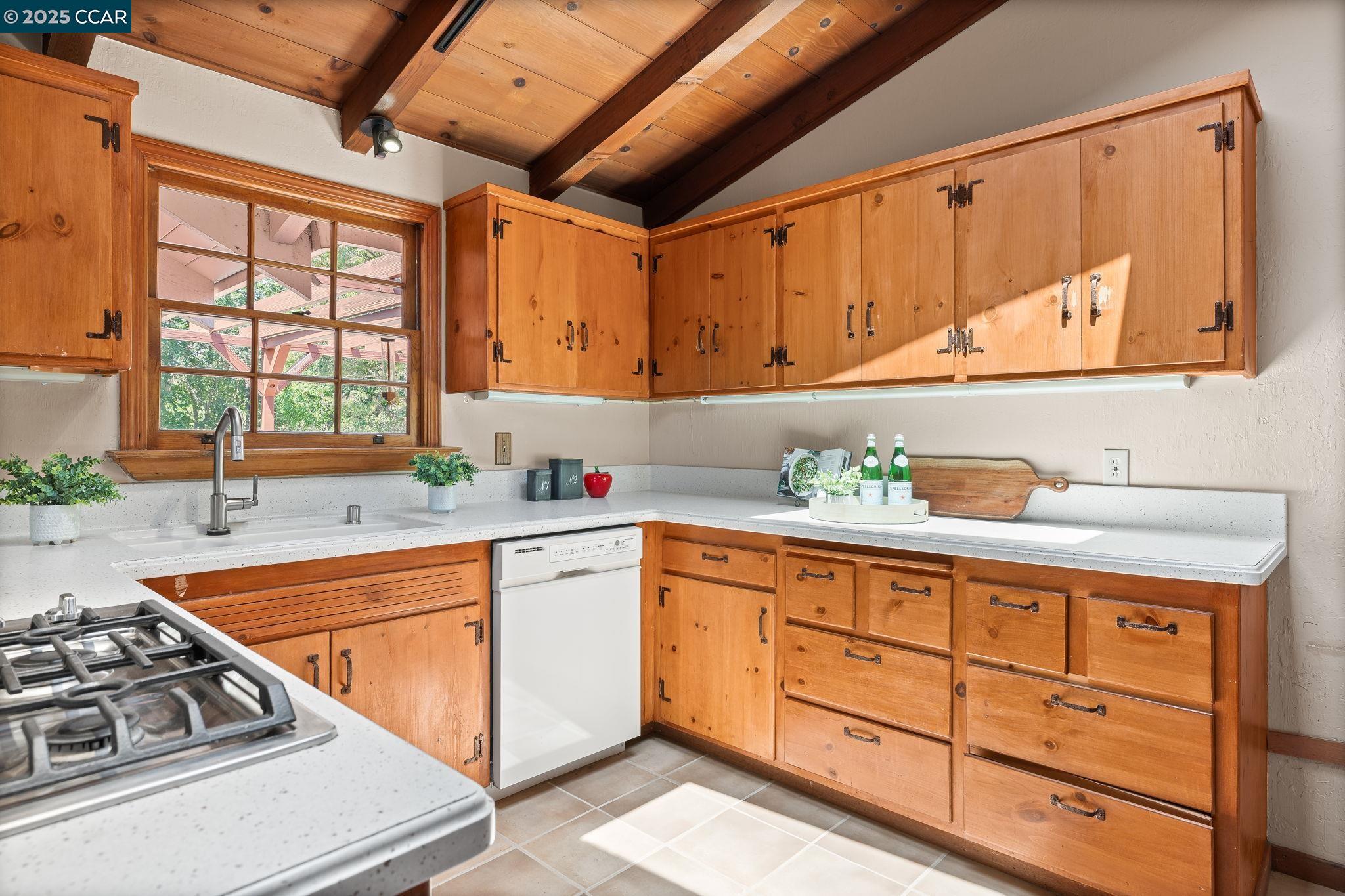 Detail Gallery Image 6 of 26 For 1968 Meadow Rd, Walnut Creek,  CA 94595 - 4 Beds | 3 Baths