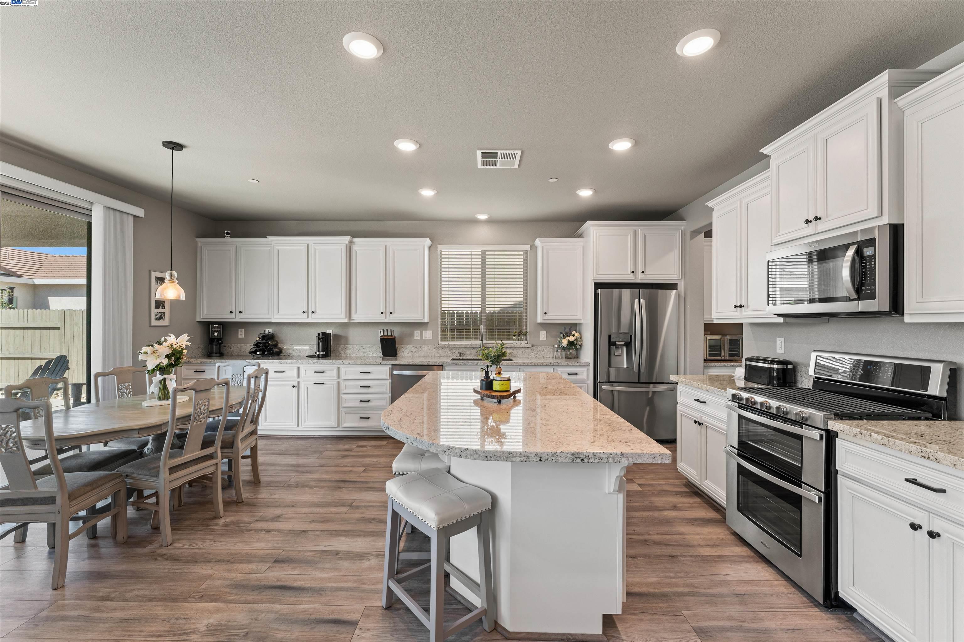 Detail Gallery Image 2 of 47 For 3008 Jaffrey St, Roseville,  CA 95747 - 5 Beds | 4/1 Baths