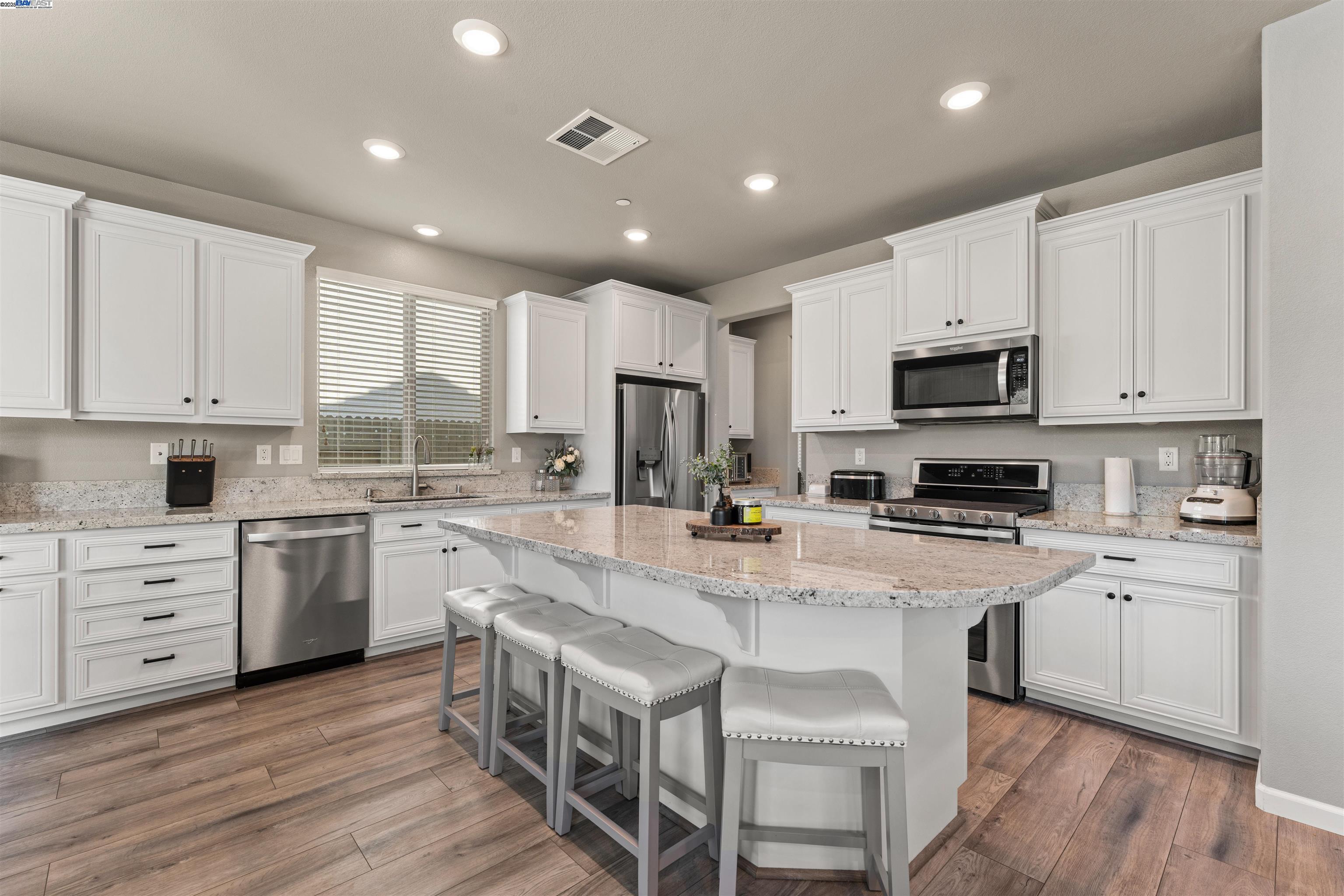 Detail Gallery Image 3 of 47 For 3008 Jaffrey St, Roseville,  CA 95747 - 5 Beds | 4/1 Baths