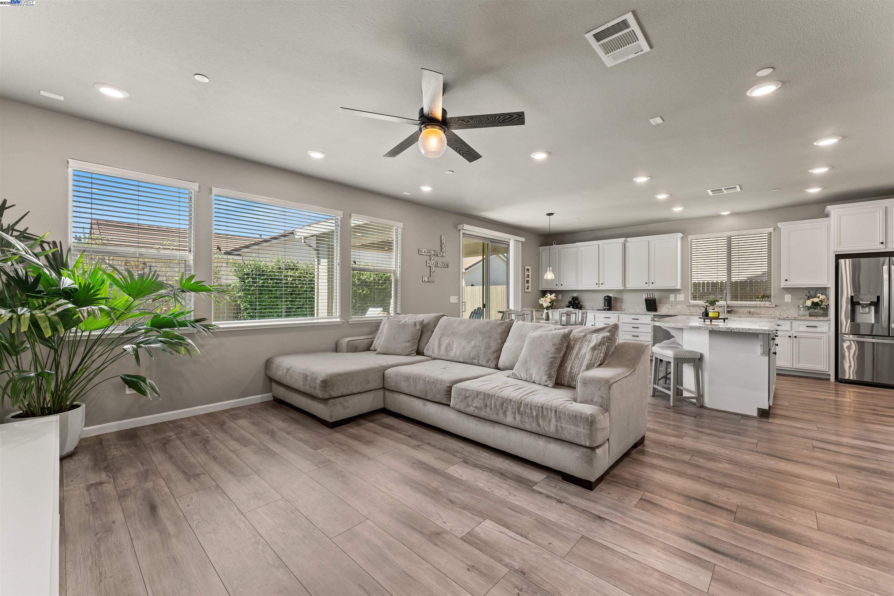 Detail Gallery Image 10 of 47 For 3008 Jaffrey St, Roseville,  CA 95747 - 5 Beds | 4/1 Baths