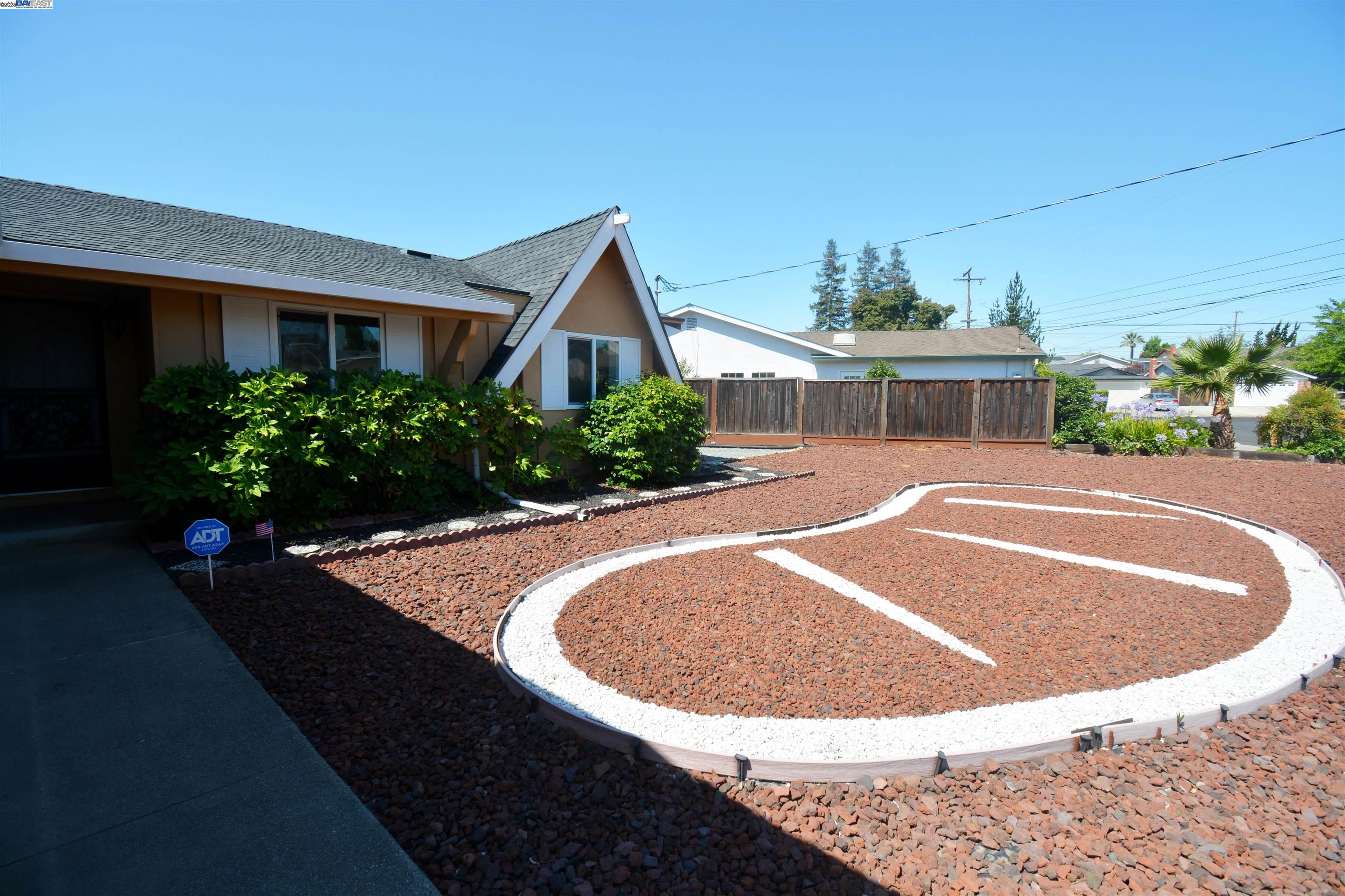Detail Gallery Image 2 of 23 For 2120 Shasta, Martinez,  CA 94553 - 3 Beds | 2 Baths