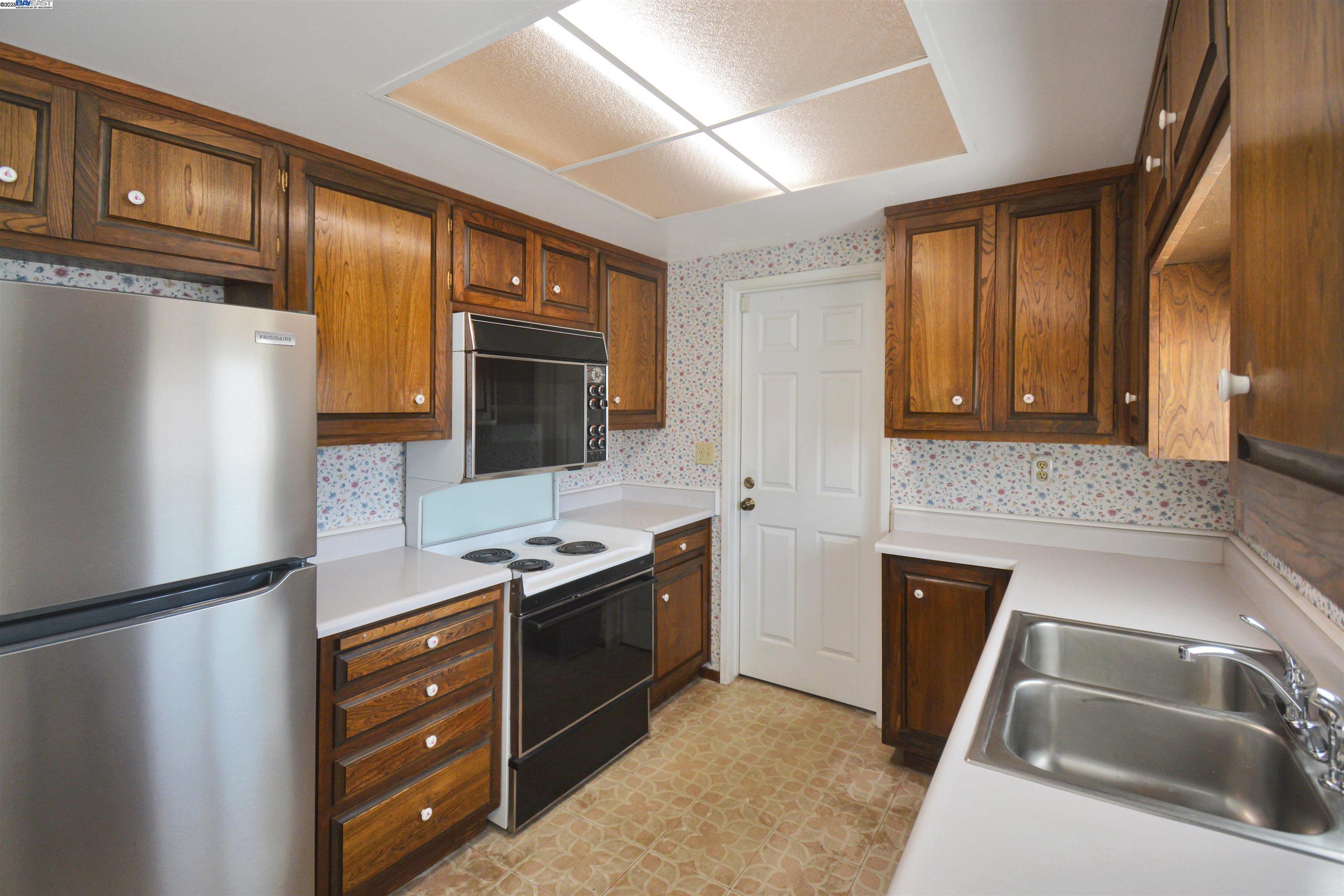 Detail Gallery Image 3 of 23 For 2120 Shasta, Martinez,  CA 94553 - 3 Beds | 2 Baths