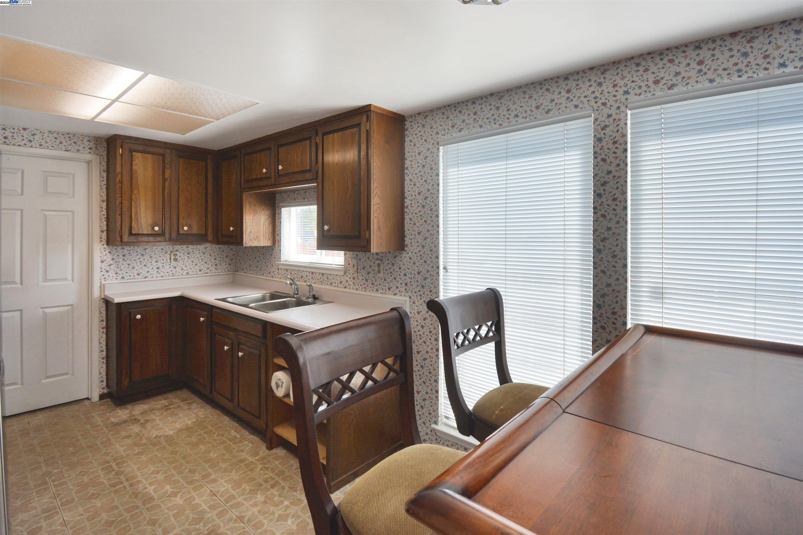 Detail Gallery Image 4 of 23 For 2120 Shasta, Martinez,  CA 94553 - 3 Beds | 2 Baths