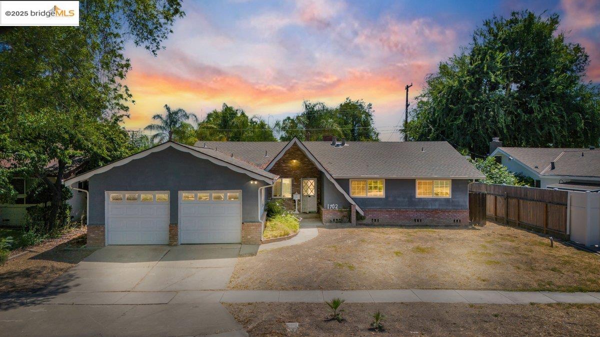 Detail Gallery Image 1 of 31 For 1702 Sherwood Ave, Modesto,  CA 95350 - 3 Beds | 2 Baths
