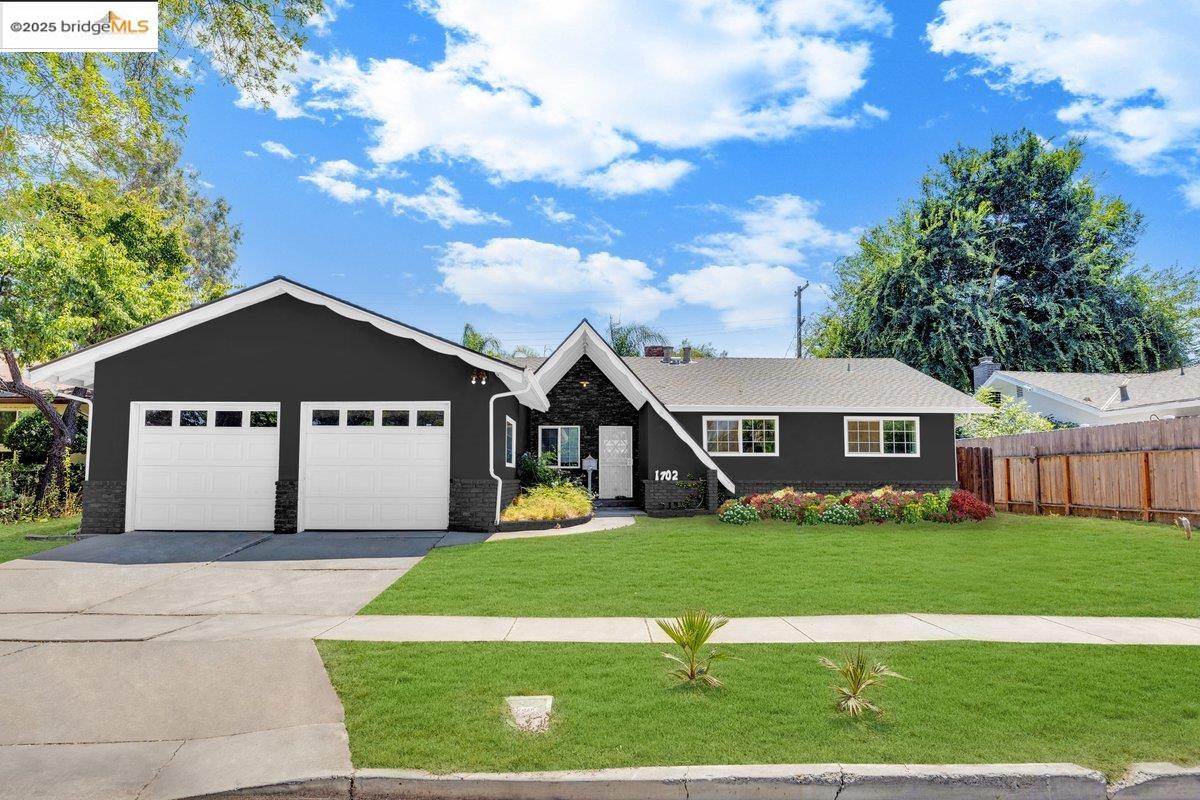 Detail Gallery Image 2 of 31 For 1702 Sherwood Ave, Modesto,  CA 95350 - 3 Beds | 2 Baths
