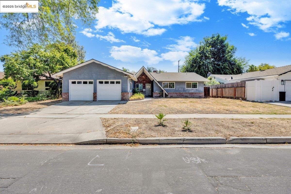 Detail Gallery Image 3 of 31 For 1702 Sherwood Ave, Modesto,  CA 95350 - 3 Beds | 2 Baths