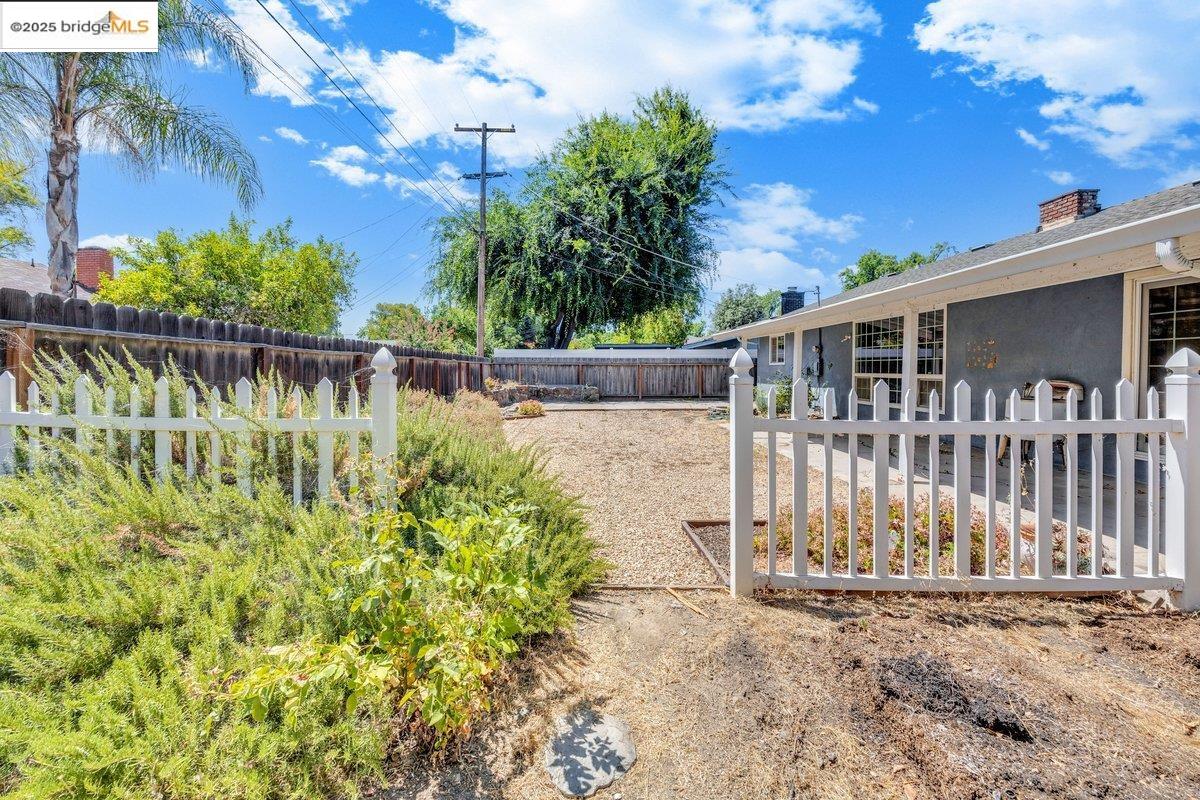 Detail Gallery Image 26 of 31 For 1702 Sherwood Ave, Modesto,  CA 95350 - 3 Beds | 2 Baths