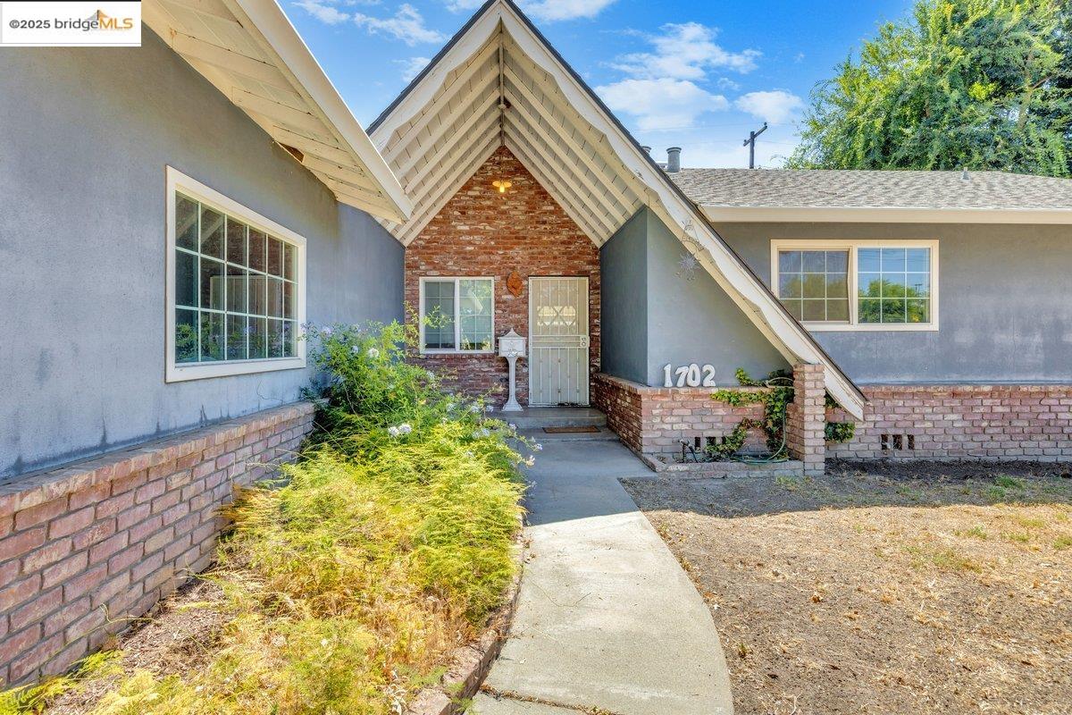 Detail Gallery Image 4 of 31 For 1702 Sherwood Ave, Modesto,  CA 95350 - 3 Beds | 2 Baths